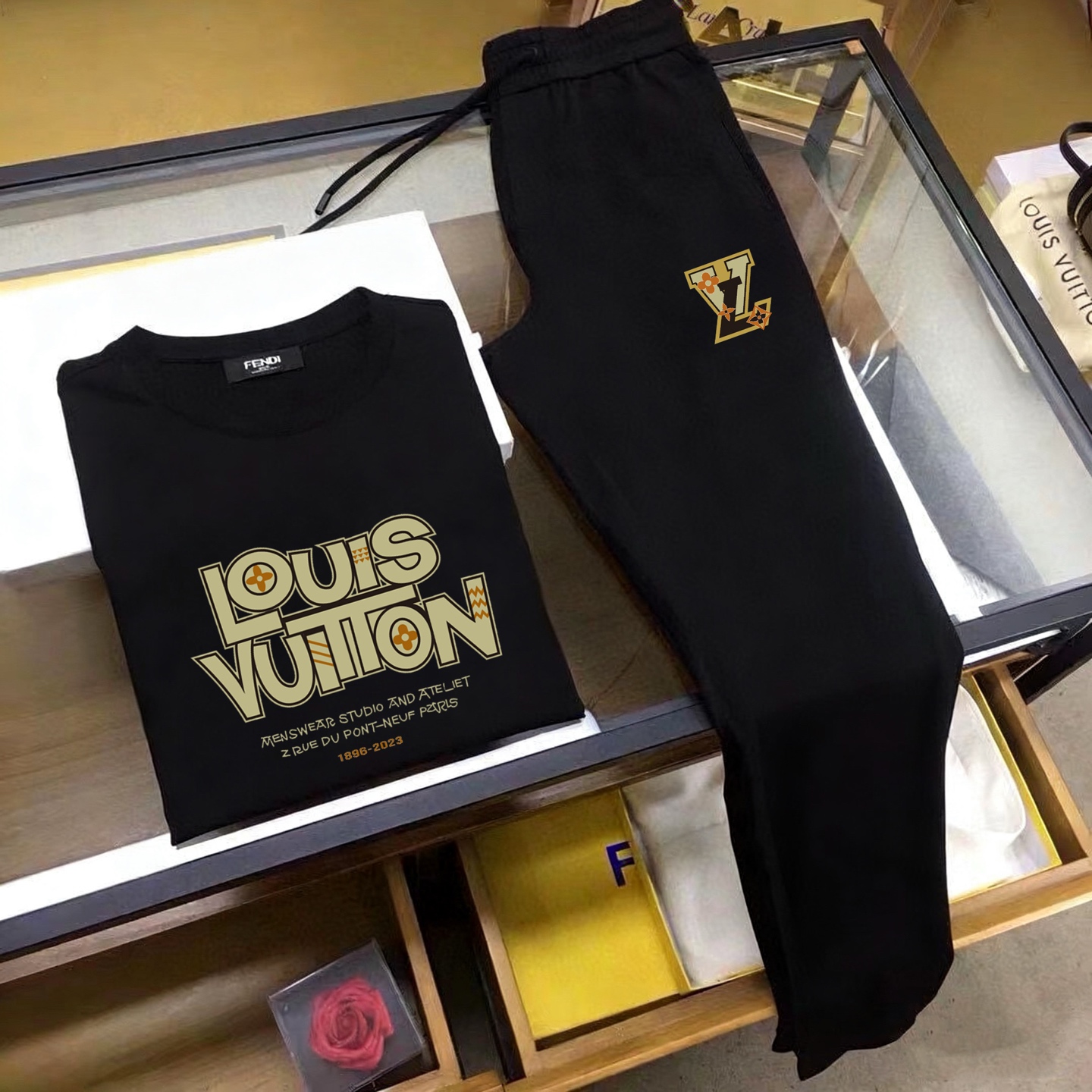 Marca P150: Mismo estilo que el sitio web oficial de LV 2026. Marca de lujo de renombre mundial. Traje 🐂 de verano par…