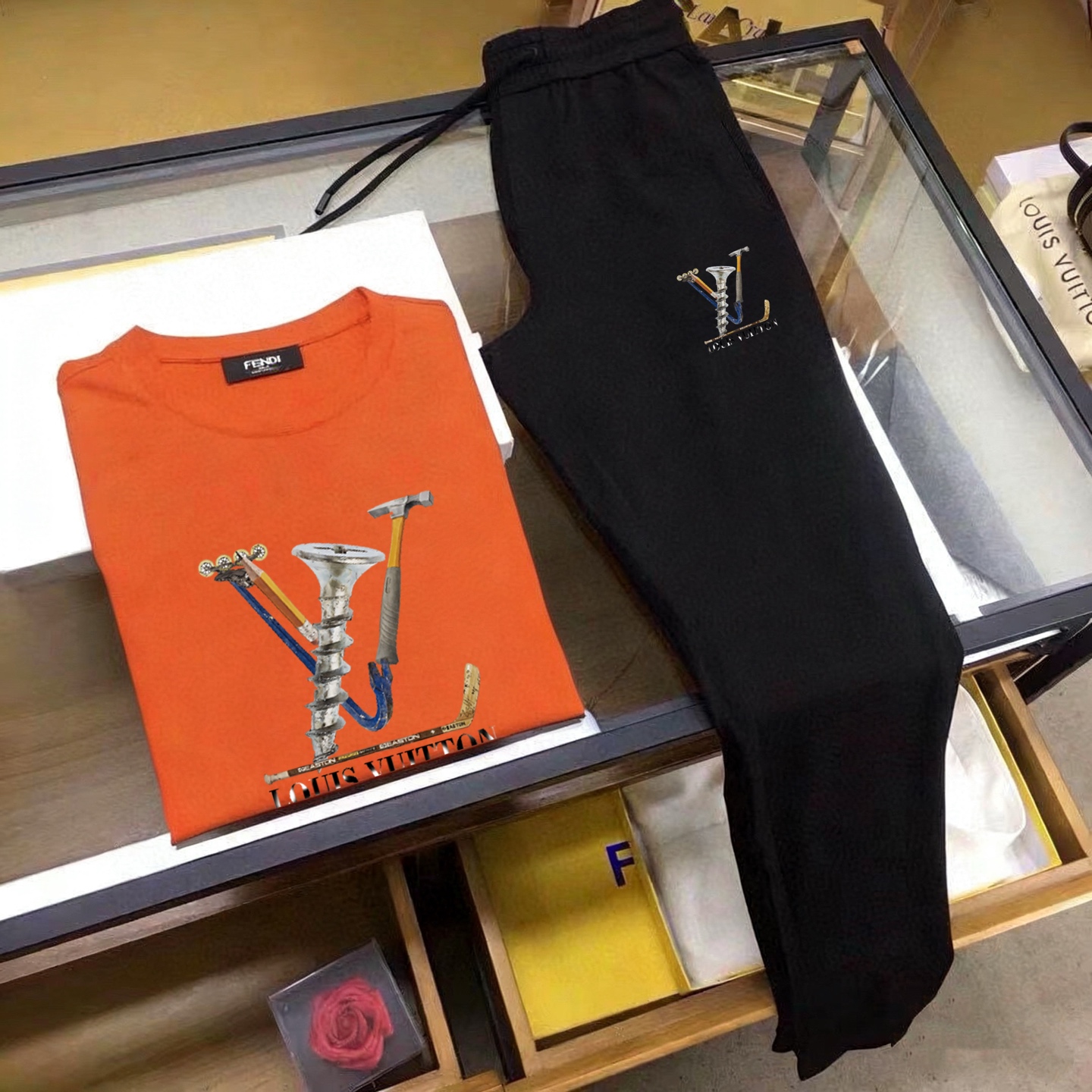 Marca P150: Mismo estilo que el sitio web oficial de LV 2026. Marca de lujo de renombre mundial. Traje 🐂 de verano par…