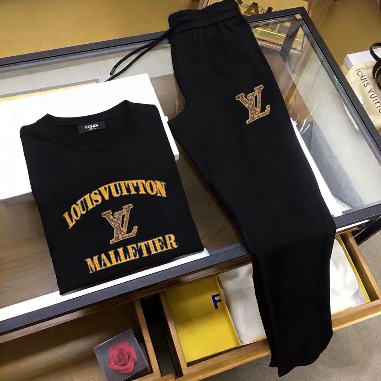 Marca P150: Mismo estilo que el sitio web oficial de LV 2026. Marca de lujo de renombre mundial. Traje 🐂 de verano par…