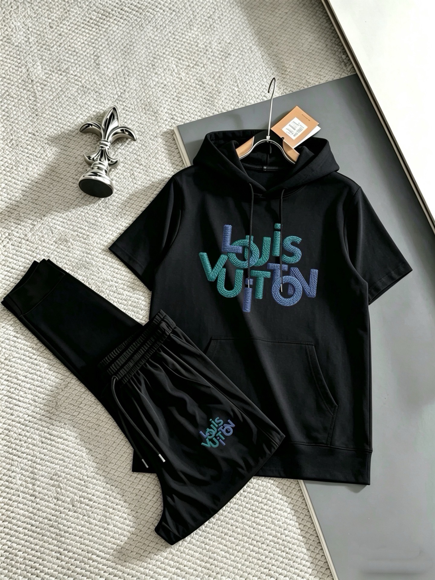 P160 Marca: LV 2026 Nueva Colección Hombre Conjunto de Camiseta de Manga Corta y Pantalón Largo con Capucha. ¡Venta sin…