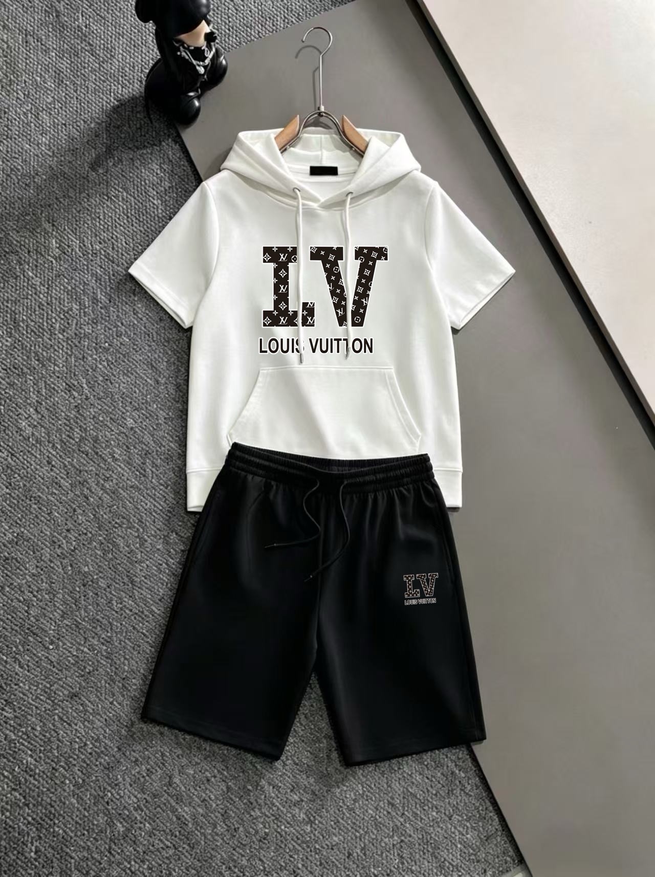Marca P140: Mismo estilo que el sitio web oficial de LV 2026. Marca de lujo de renombre mundial. Traje de manga corta c…