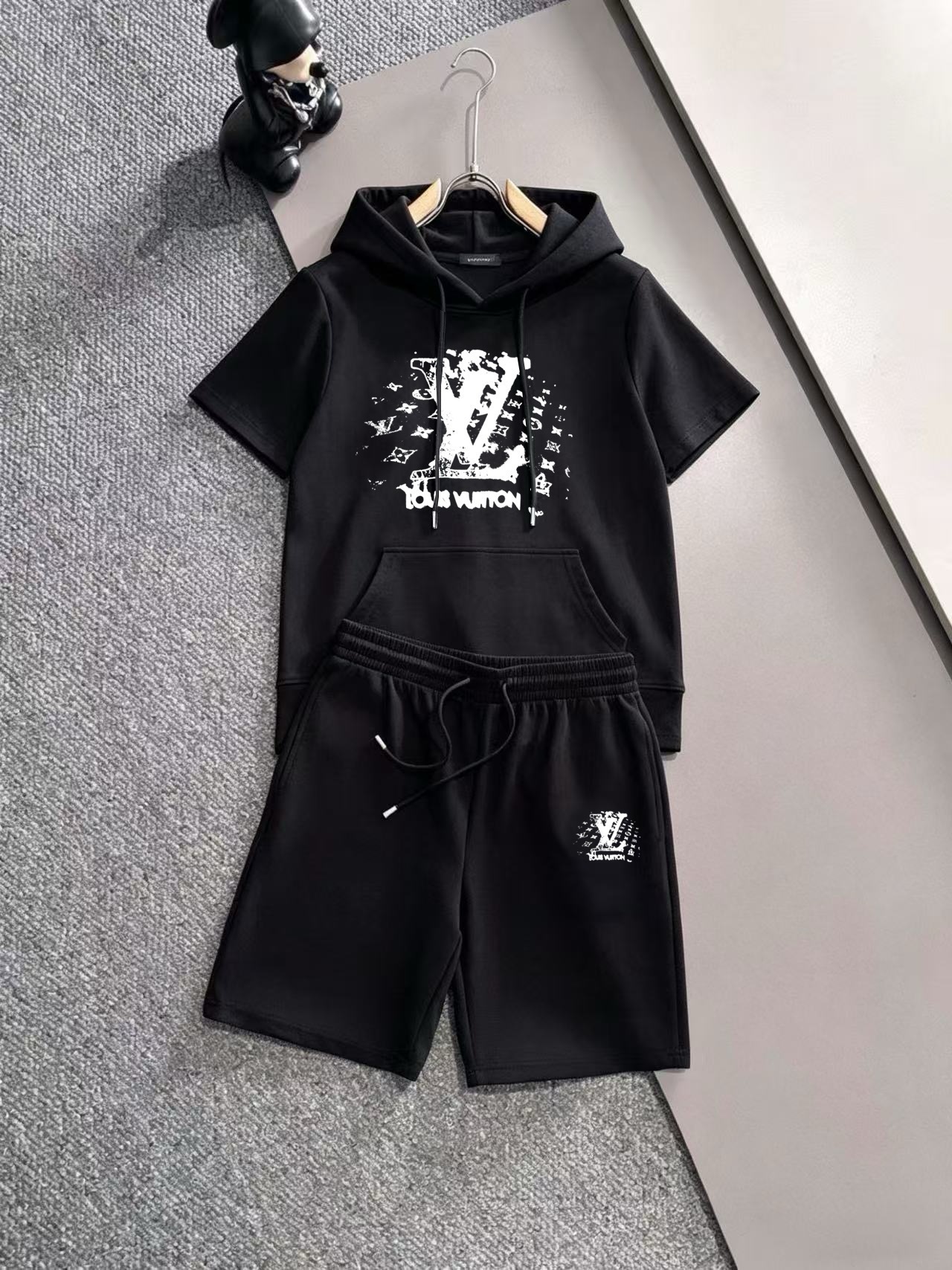 Marca P140: Mismo estilo que el sitio web oficial de LV 2026. Marca de lujo de renombre mundial. Traje de manga corta c…