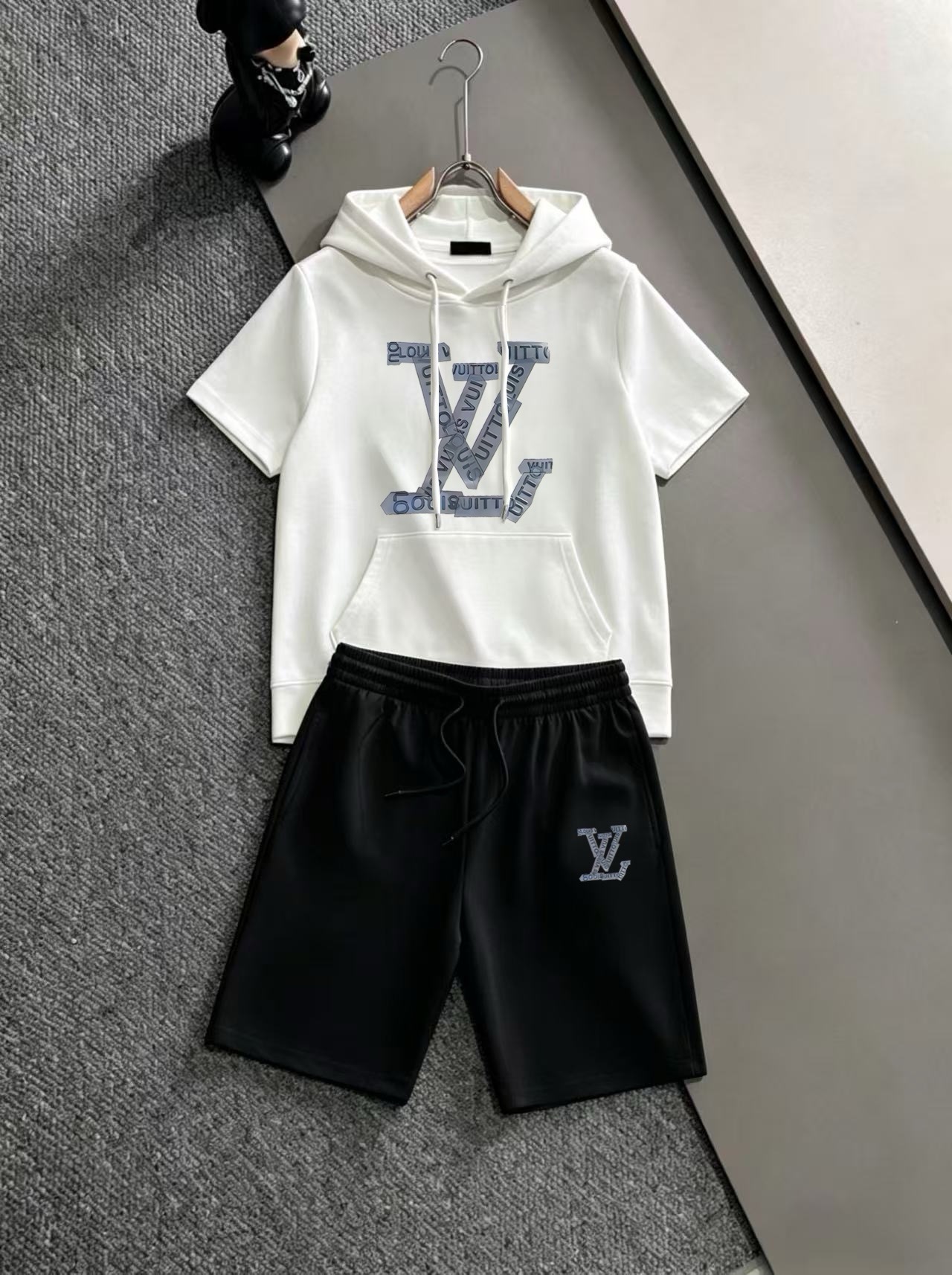 Marca P140: Mismo estilo que el sitio web oficial de LV 2026. Marca de lujo de renombre mundial. Traje de manga corta c…