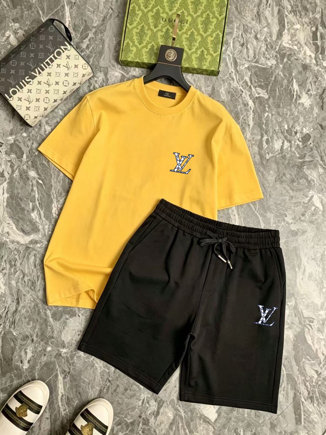 P120 Marca: LV 2026 ¡Nuevo traje corto de manga corta para hombre! ¡Ventas sincrónicas en el sitio web oficial! ¡Versió…