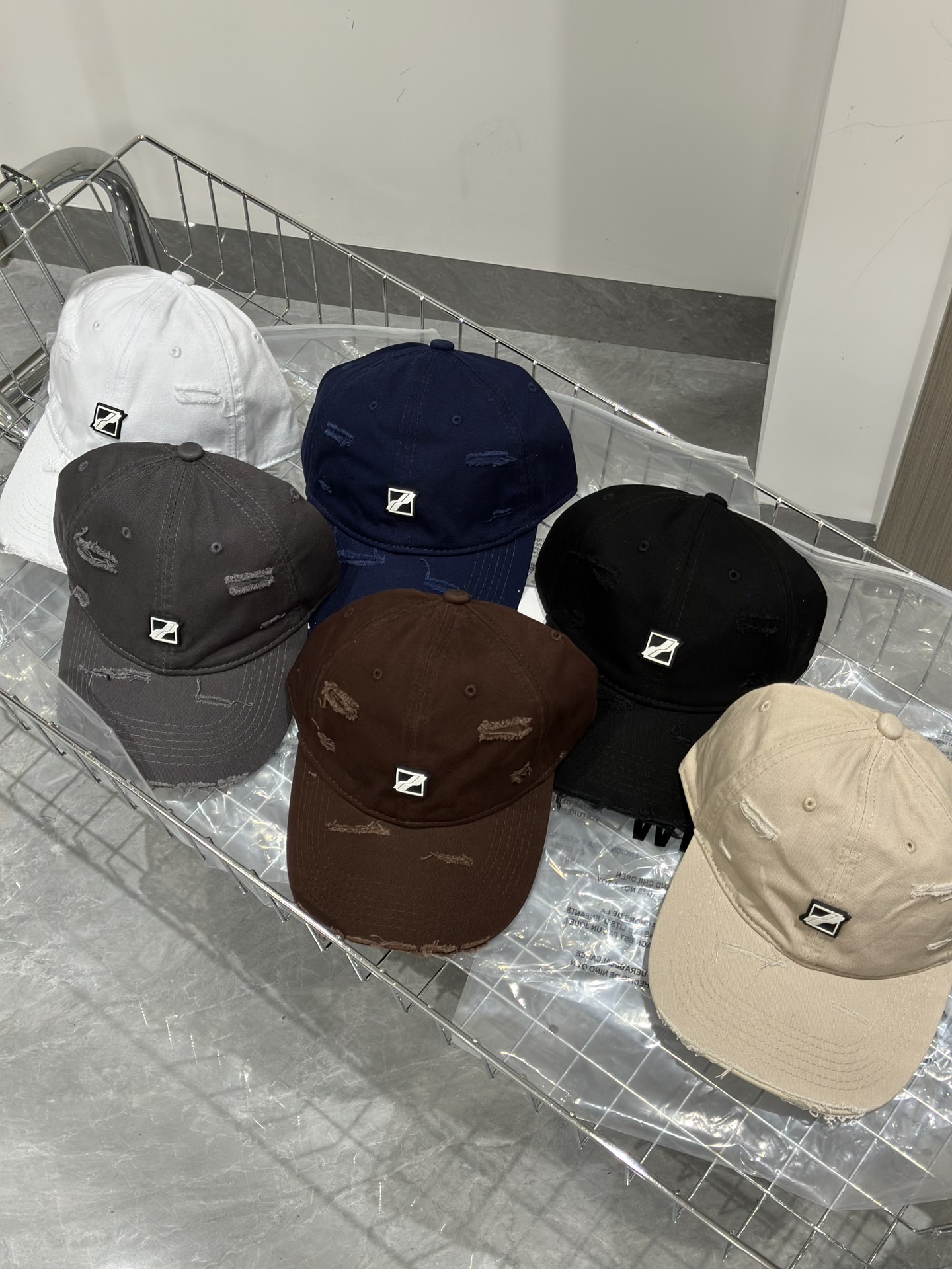 We11done כובעים כובע בייסבול שחור חום אפור חאקי. לבן