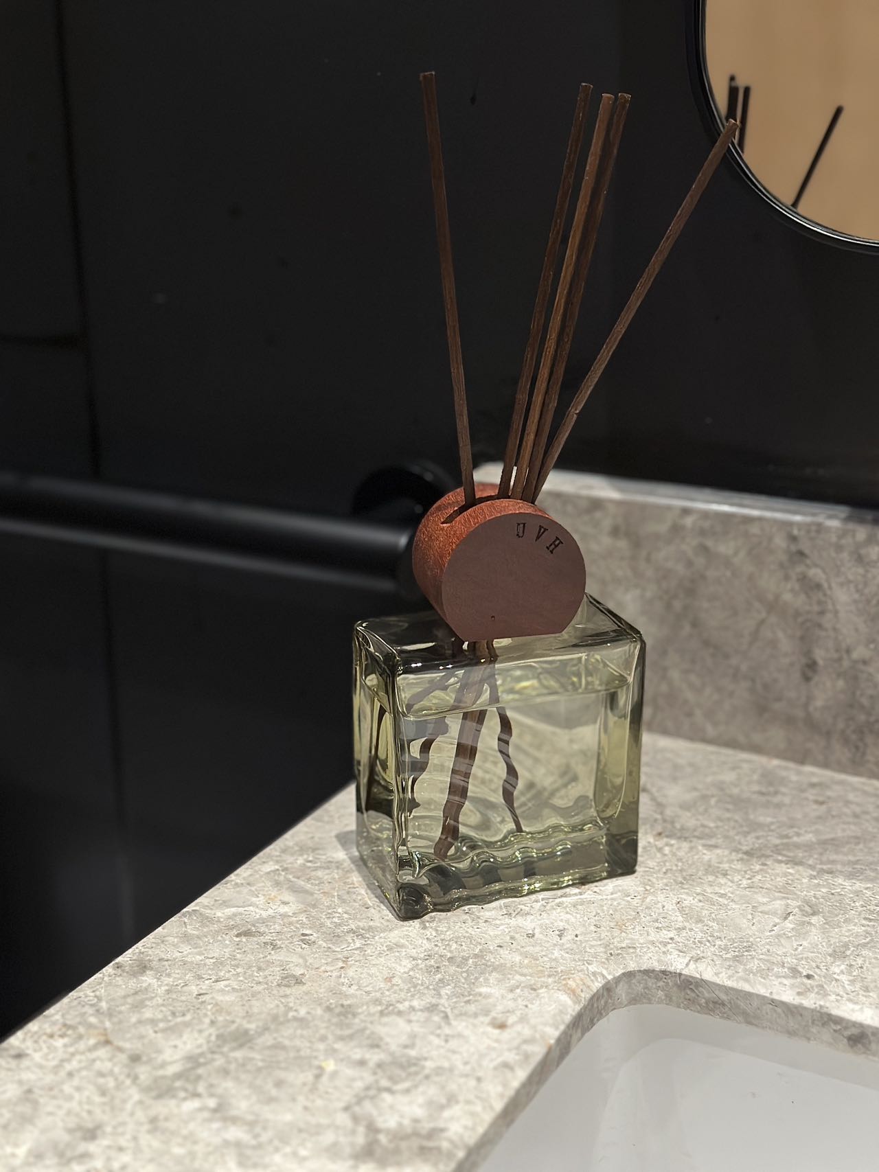 this diffuser is available in ten subtle botanical fragrances - Lifestyle 2