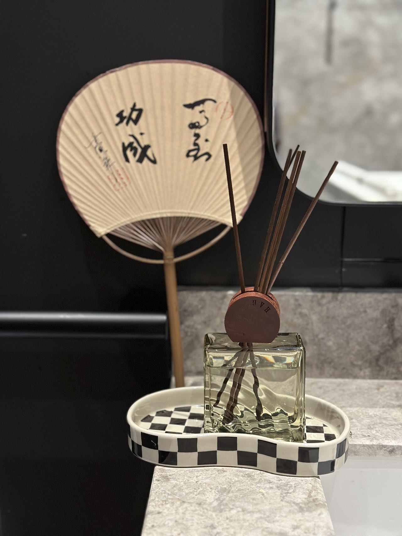 this diffuser is available in ten subtle botanical fragrances - Lifestyle 4