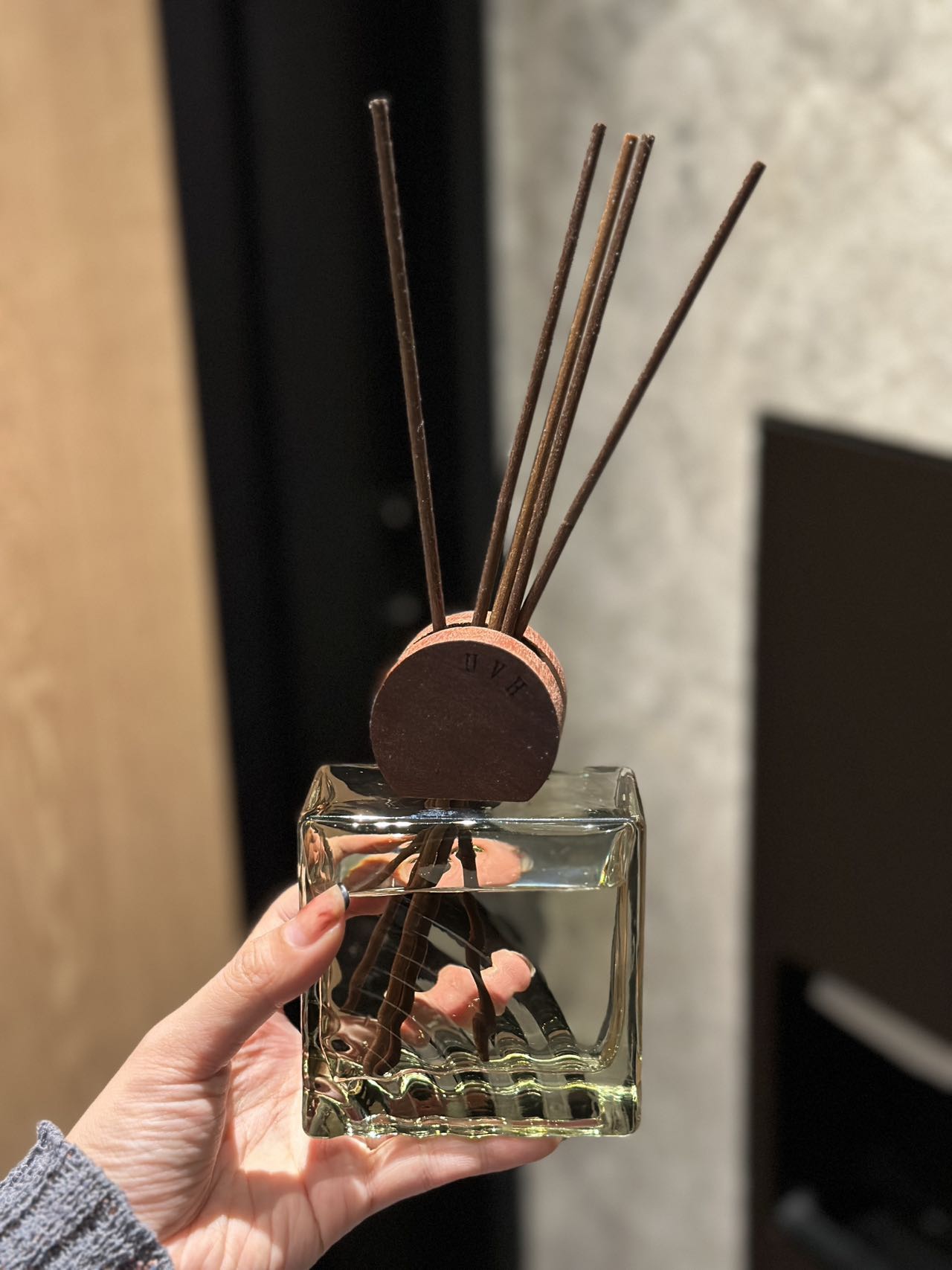 this diffuser is available in ten subtle botanical fragrances - Lifestyle 3