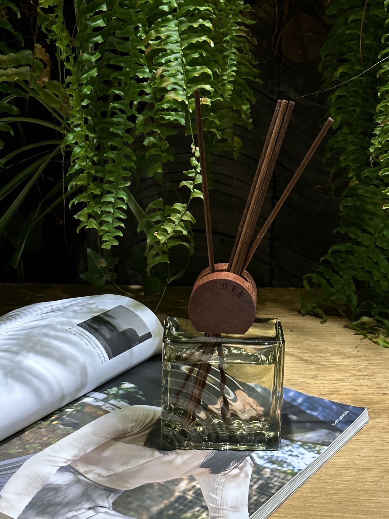 this diffuser is available in ten subtle botanical fragrances - Lifestyle 6