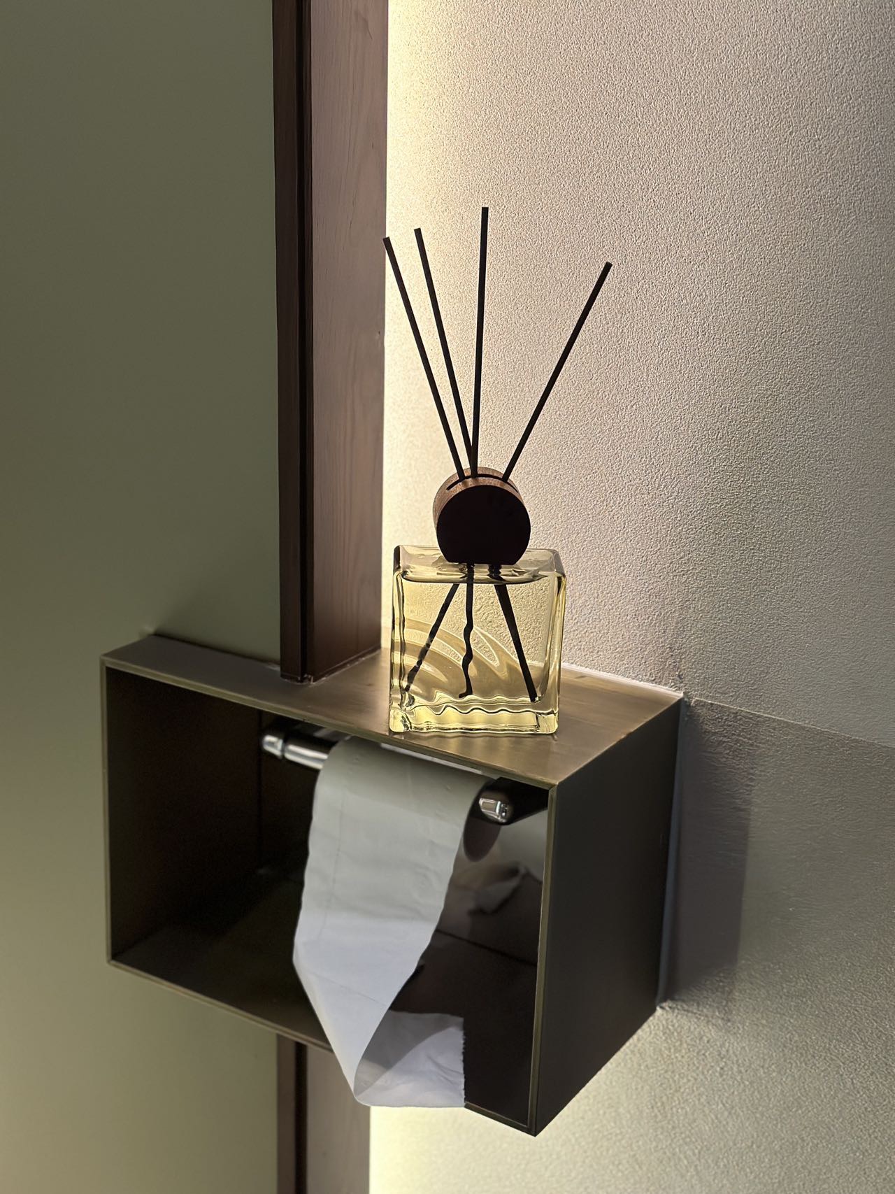 A pure, restorative, and refined fragrance that is neither heavy nor - Perfume 4