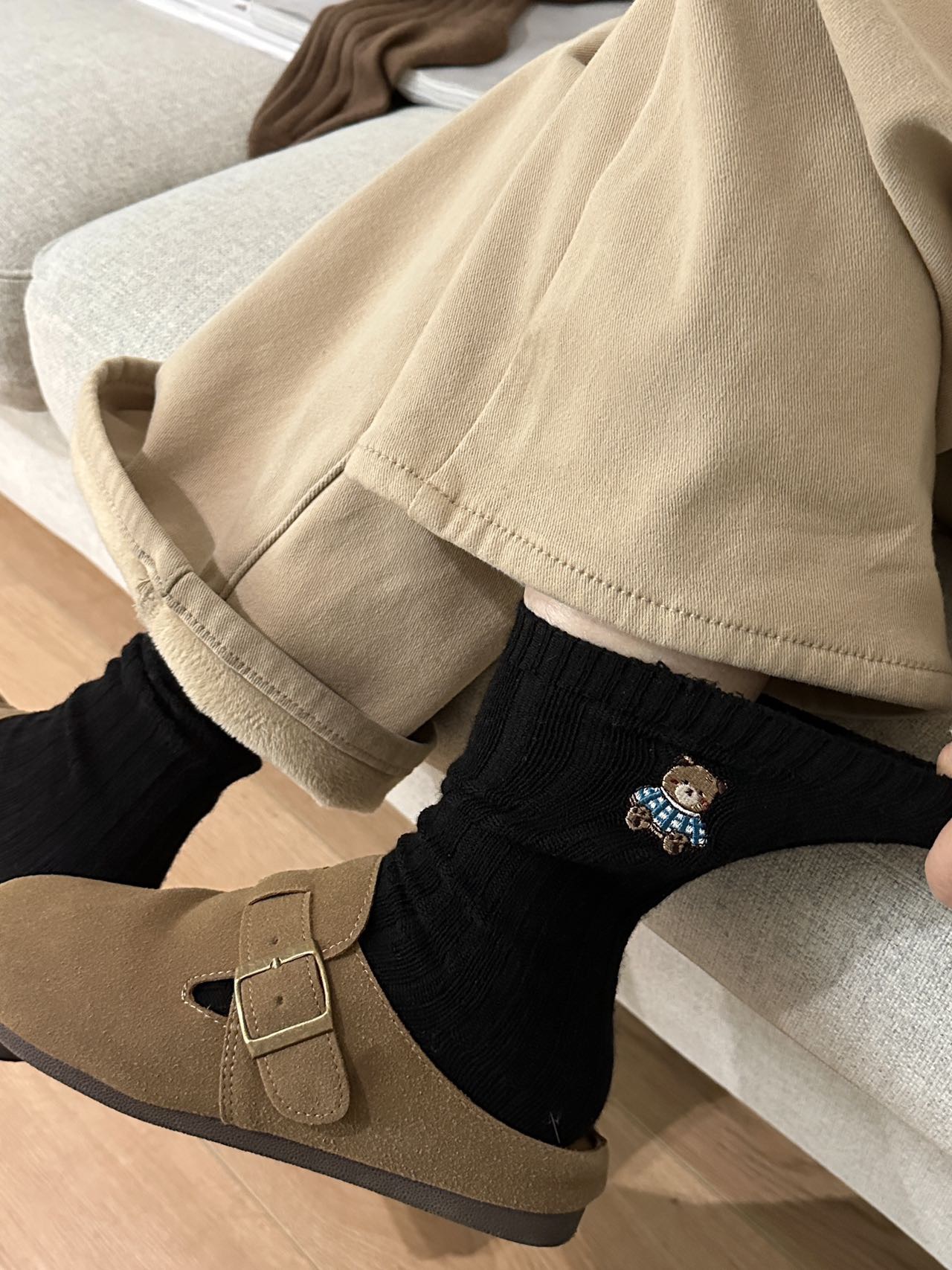 Heavy-knit crew socks in a solid tone, featuring chunky embroidered bear - Comprehensive 6