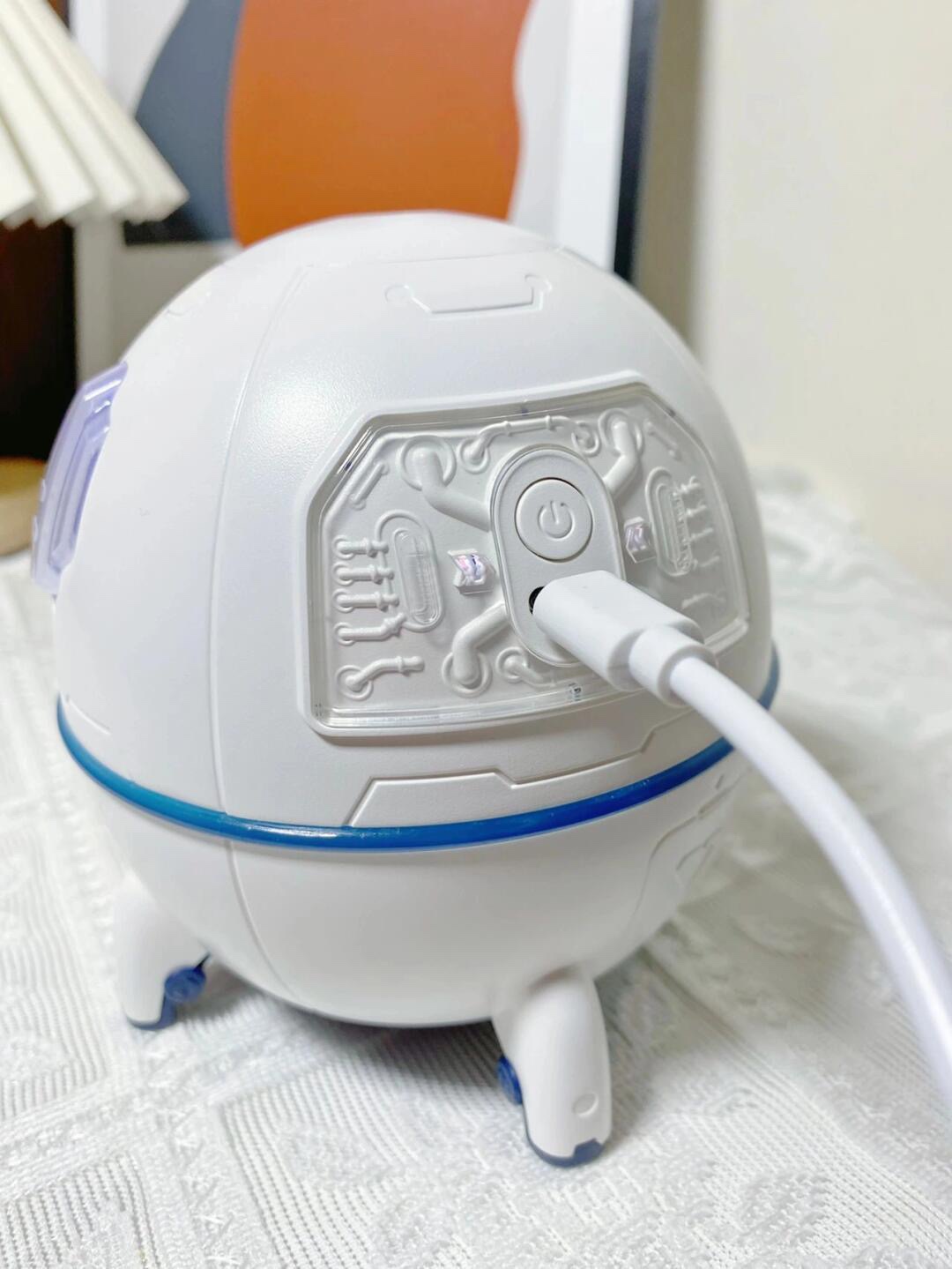A compact astronaut-themed humidifier featuring integrated ambient light - Comprehensive 3