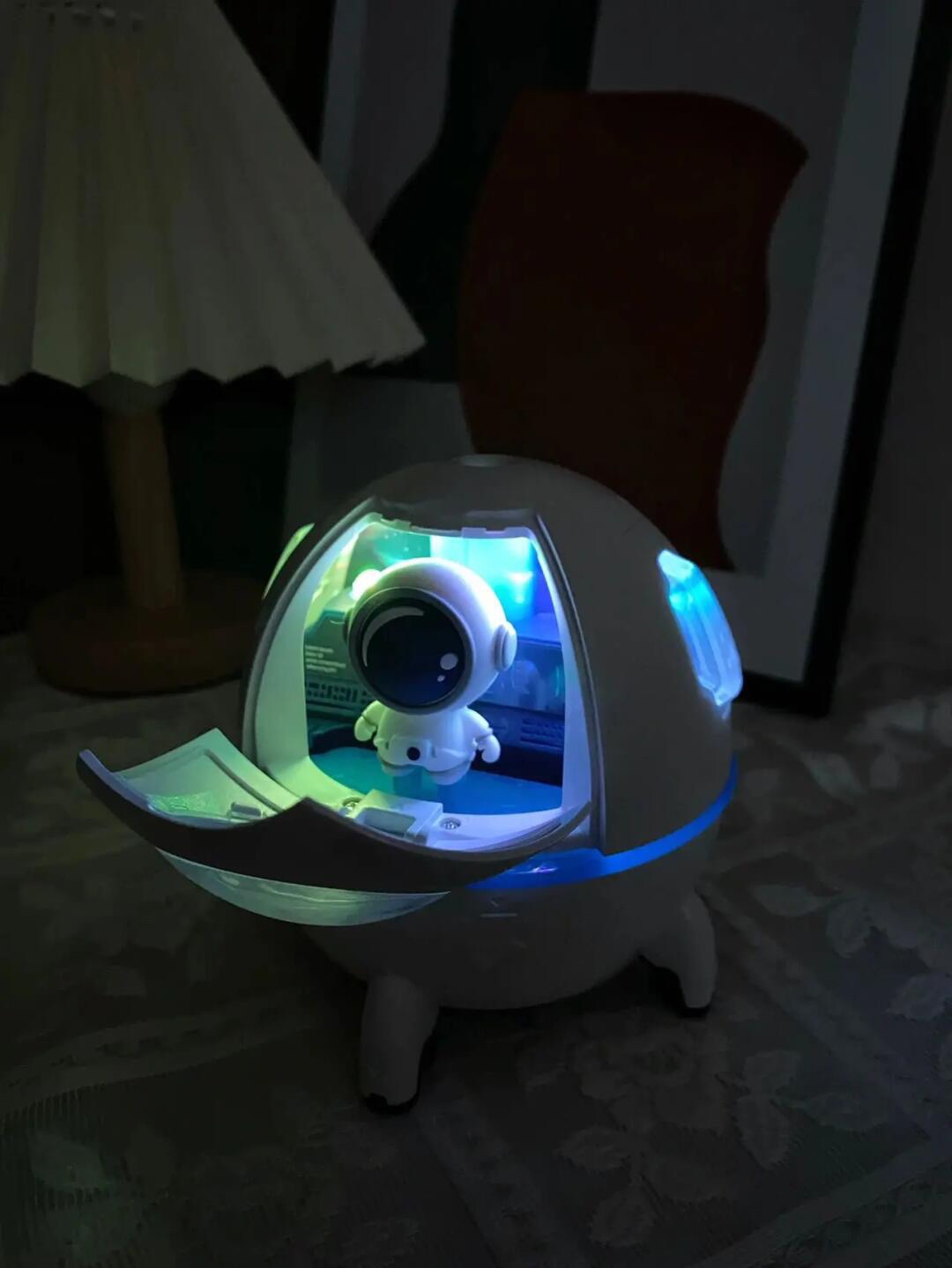 A compact astronaut-themed humidifier featuring integrated ambient light - Comprehensive 2