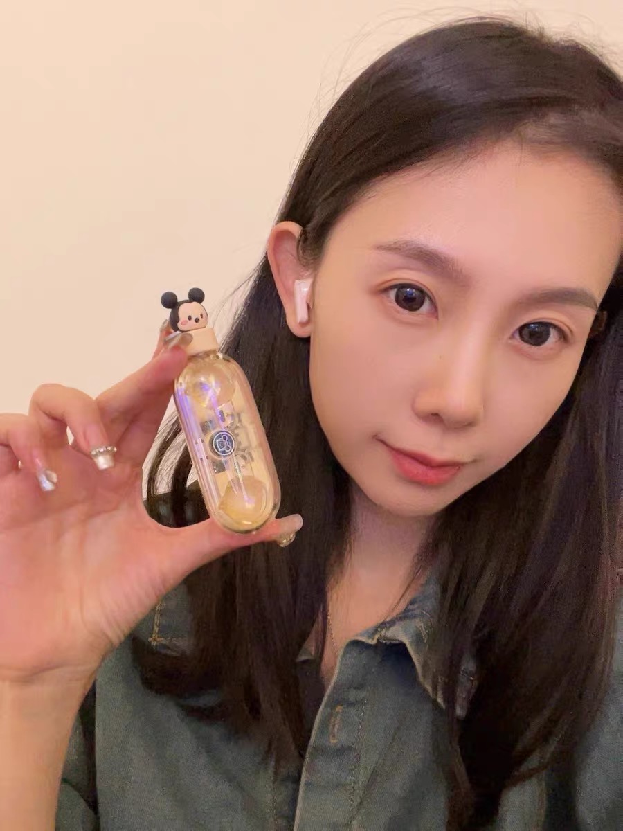 耳机充电仓和包装盒很可爱。试戴了几分钟，音质还可以，耳机不漏音。戴在耳朵上也很稳！ 3