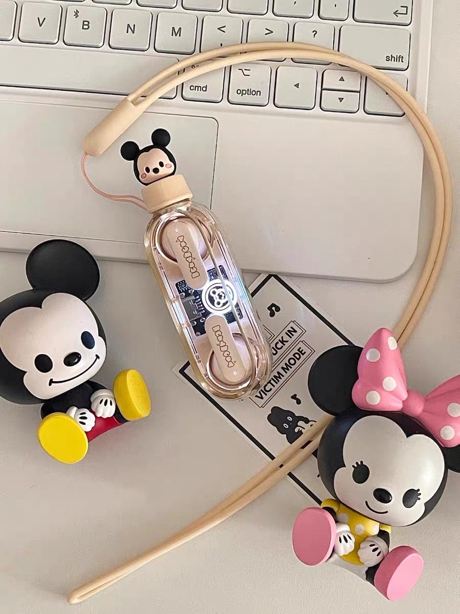 耳机充电仓和包装盒很可爱。试戴了几分钟，音质还可以，耳机不漏音。戴在耳朵上也很稳！ 2