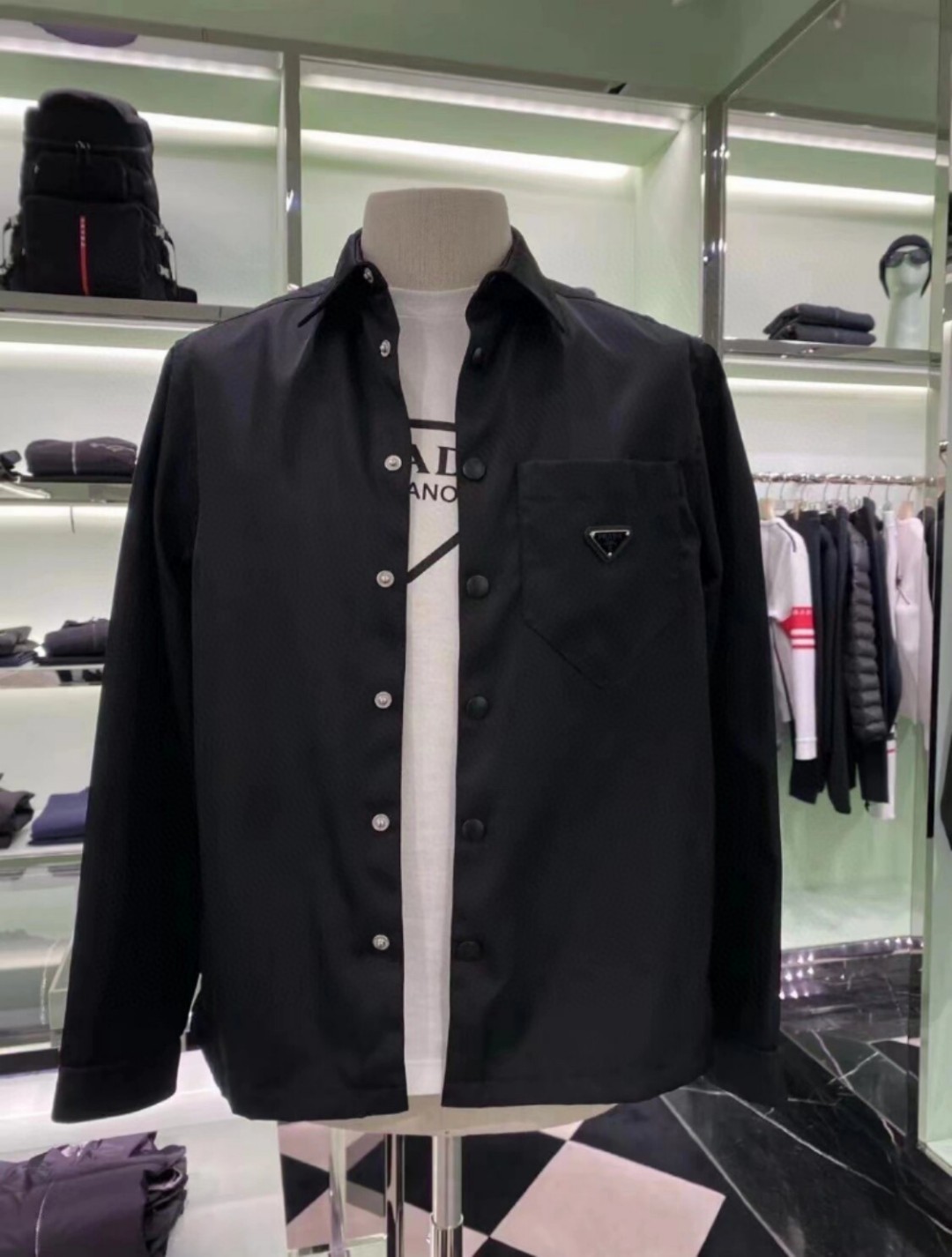PRADA La nueva camisa clásica de nailon con logo triangular de metal de Prada, top de manga larga 1️⃣ La tela de nailon…