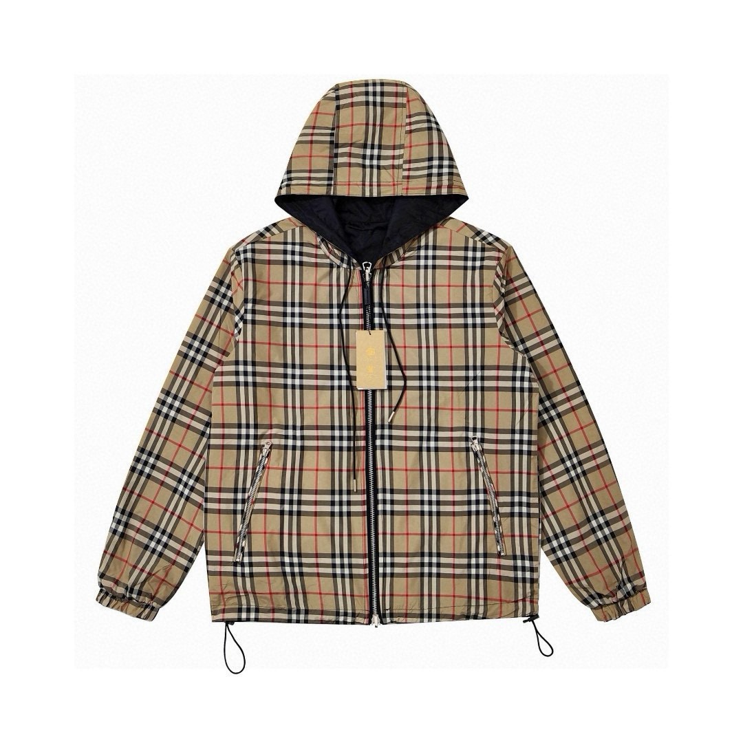 La nueva chaqueta clásica con capucha reversible a cuadros de Burbberry 1️⃣ Confeccionada con tejido de poliéster suave…