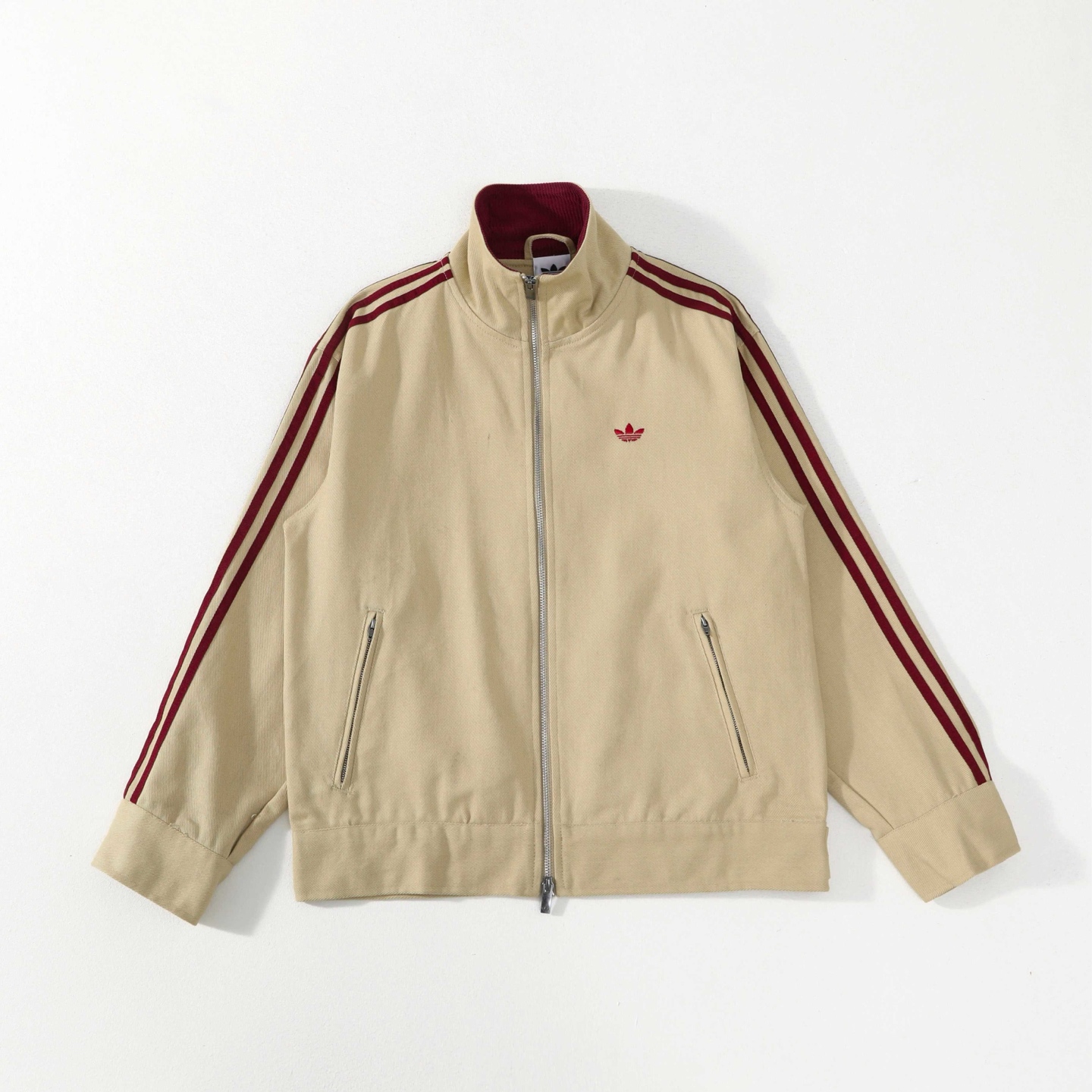 P150 款号：G356 Adidas 阿迪达斯三叶草新款立领美式复古风经典三道杠夹克外套 1️⃣ 高级面料，柔软有型挺括不塌，上身瞬间提升气场！ 2️⃣ 经典三条纹，复古运动风标志性三条纹贯穿肩袖，辨识度满分，极简基调，百搭不挑人，永不…