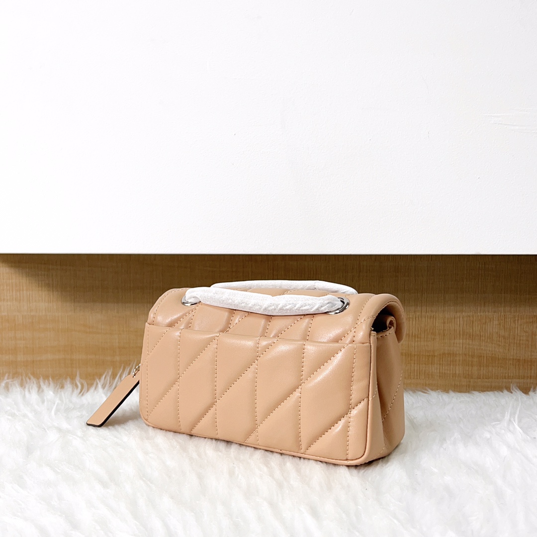 Coach coach 2月新品 cp145 quilting tabby珩缝工艺的链条tabby 酷酷的暗黑扣