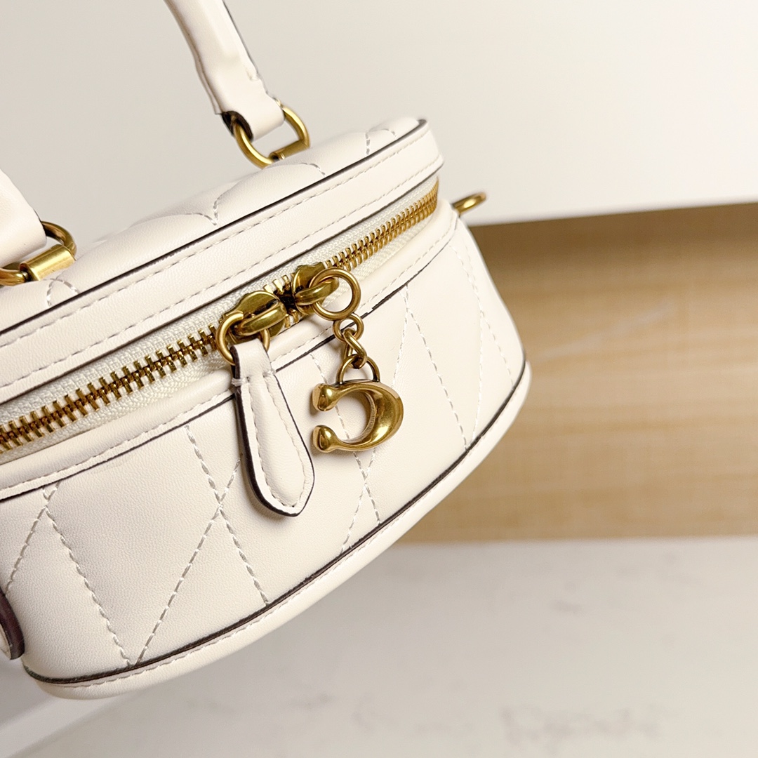 Coach新款ボックスバッグ2.0版 - スマホも入る化粧ポーチ