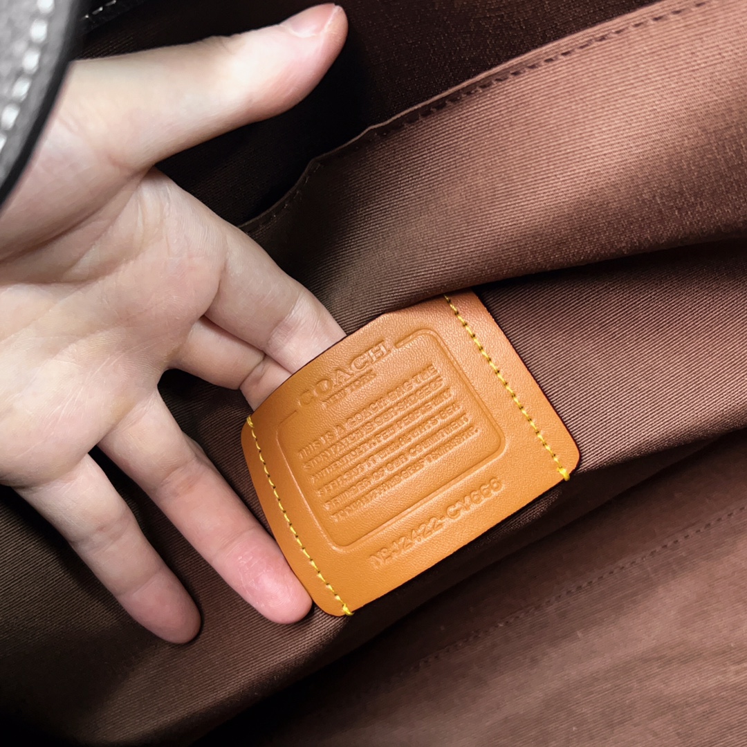 コーチ Maggie トートバッグ - 秋冬にぴったりな大容量デザイン