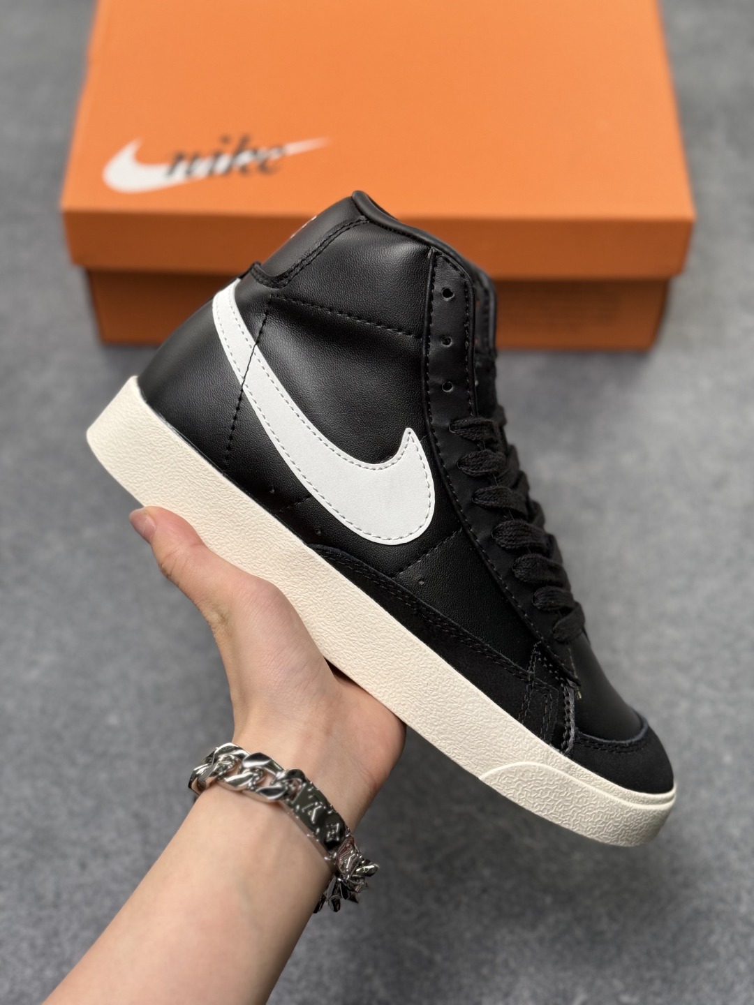 本地自取💰160
耐克Nike Blazer Mid Vintage "Lucid Green"1977 QS经典开拓者高帮百搭休闲运动板鞋 唯一采用同源一致荔枝纹牛培皮革鞋面材质 韩国进口环保绿吸附性中底布❗
货号：BQ6806-001
尺码:36 36.5 37.5 38 38.5 39 40 40.5 41 42 42.5 43 44 44.5 45