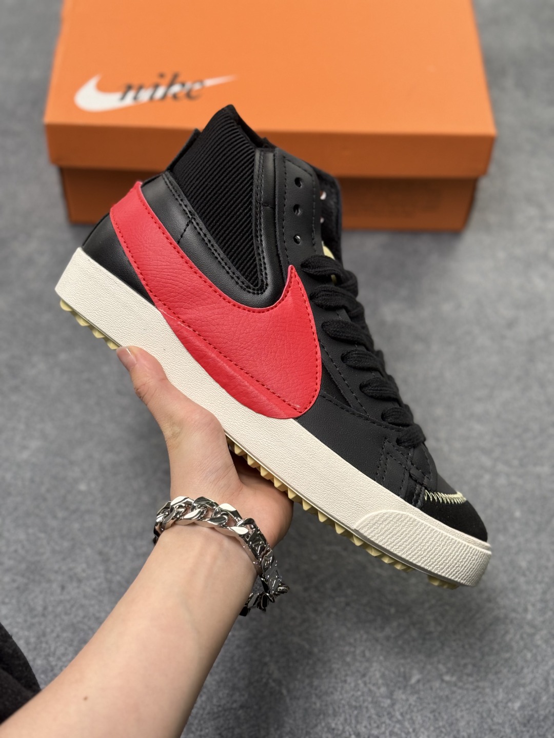 本地自取💰165
耐克Nike Blazer Mid Vintage "Lucid Green"1977 QS经典开拓者高帮百搭休闲运动板鞋 唯一采用同源一致荔枝纹牛培皮革鞋面材质 韩国进口环保绿吸附性中底布❗
货号：DD3111-001
尺码:36 36.5 37.5 38 38.5 39 40 40.5 41 42 42.5 43 44 44.5 45