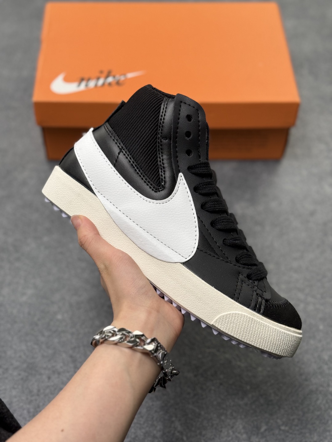 本地自取💰160
耐克Nike Blazer Mid Vintage "Lucid Green"1977 QS经典开拓者高帮百搭休闲运动板鞋 唯一采用同源一致荔枝纹牛培皮革鞋面材质 韩国进口环保绿吸附性中底布❗
货号：DD3111-011
尺码:36 36.5 37.5 38 38.5 39 40 40.5 41 42 42.5 43 44 44.5 45