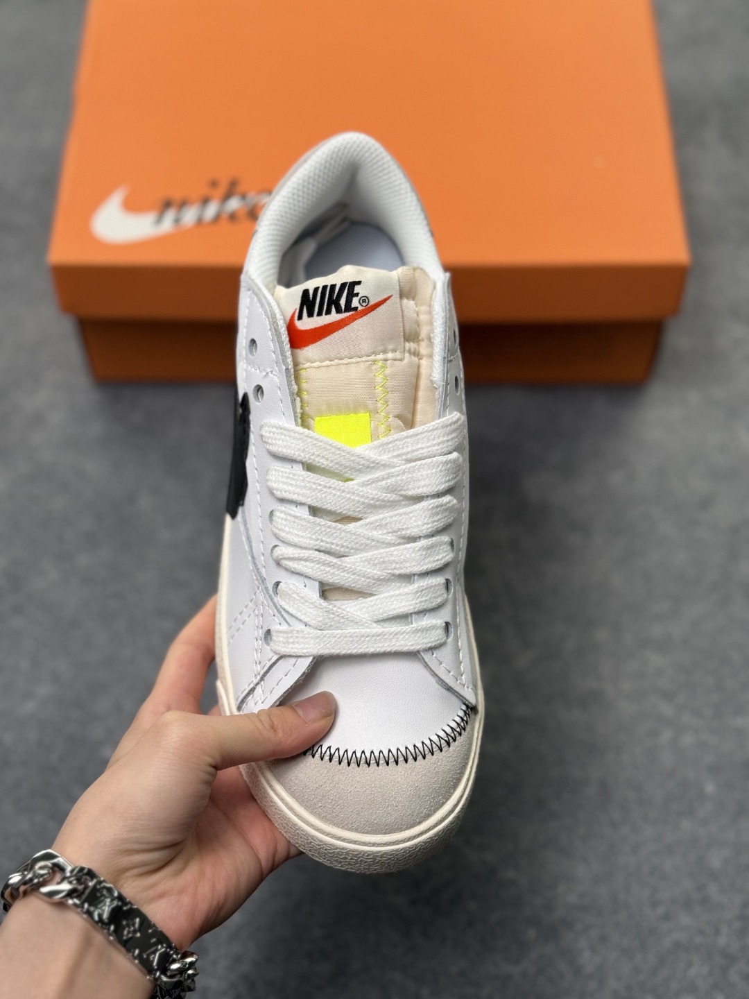 本地自取💰155
Nike Blazer Low ‘77 Jumbo 百搭单品
全新焕新升级经典 Blazer 鞋款,大号 Swoosh 突出新时代更加张扬的潮流感,对经典的又一次改良升级。大号 Swoosh 设计结合宽大鞋带,符合当下潮流意趣,橡胶外底融入凸起人字形底纹增添几分户外感觉
货号:DN2158-101
尺码:36 36.5 37.5 38 38.5 39 40 40.5 41 42 42.5 43 44 45