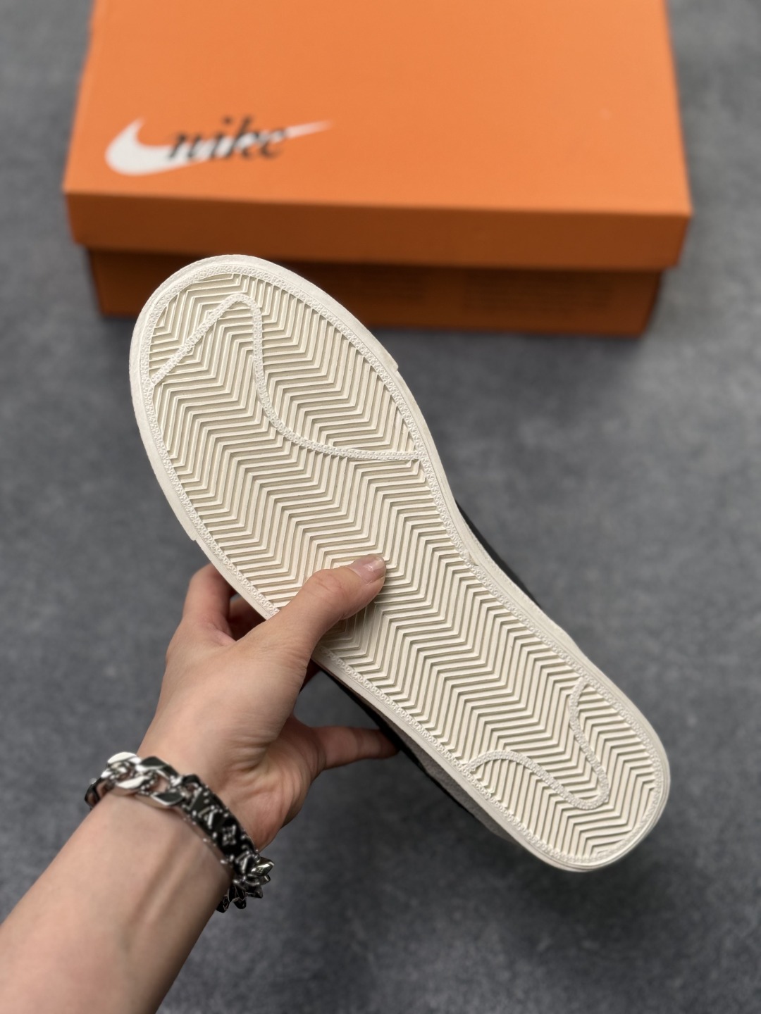 本地自取💰155
Nike Blazer Low ‘77 Jumbo 百搭单品
全新焕新升级经典 Blazer 鞋款,大号 Swoosh 突出新时代更加张扬的潮流感,对经典的又一次改良升级。大号 Swoosh 设计结合宽大鞋带,符合当下潮流意趣,橡胶外底融入凸起人字形底纹增添几分户外感觉
货号:DN2158-101
尺码:36 36.5 37.5 38 38.5 39 40 40.5 41 42 42.5 43 44 45