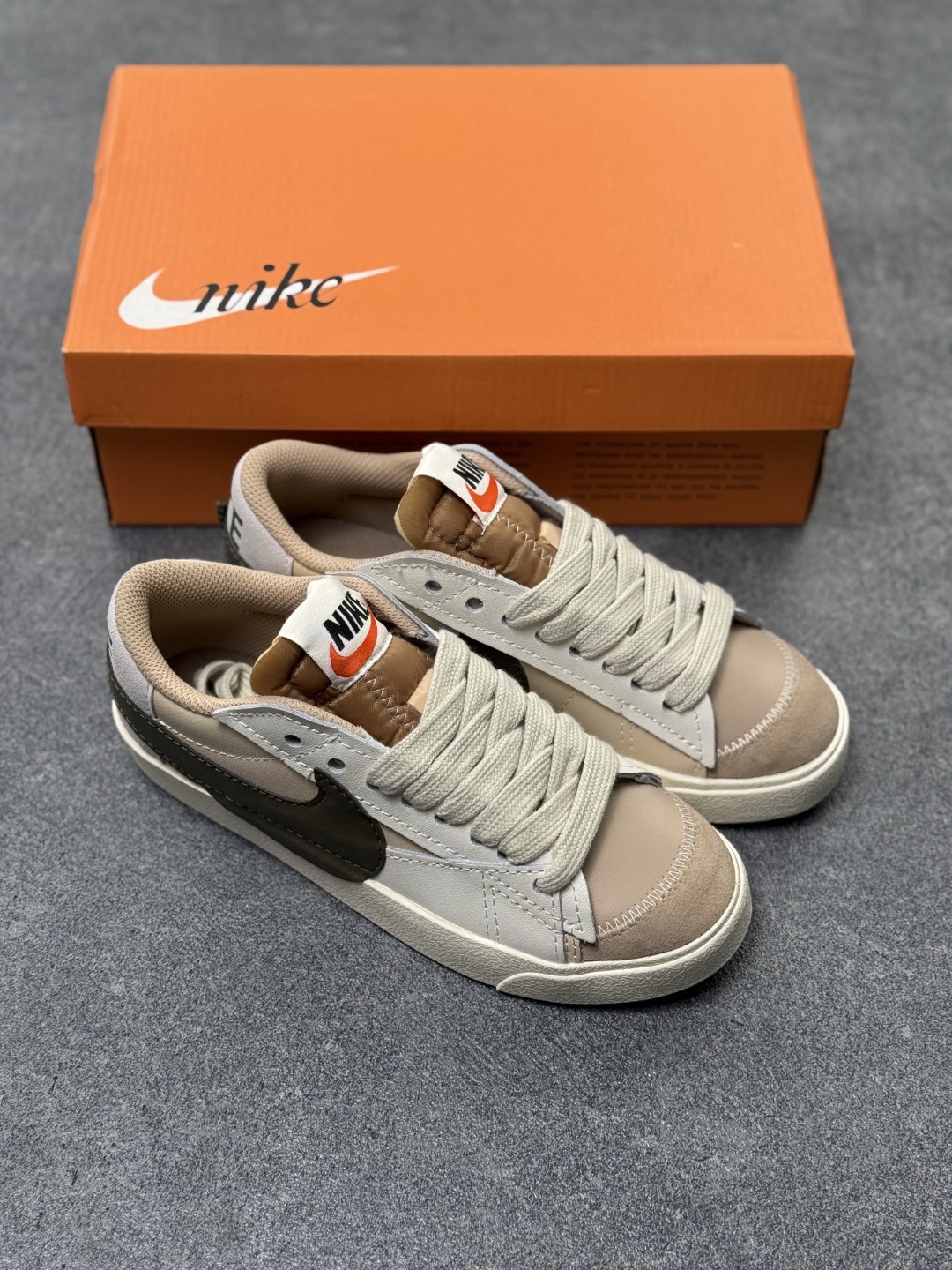 本地自取💰155
Nike Blazer Low ‘77 Jumbo 百搭单品
全新焕新升级经典 Blazer 鞋款,大号 Swoosh 突出新时代更加张扬的潮流感,对经典的又一次改良升级。大号 Swoosh 设计结合宽大鞋带,符合当下潮流意趣,橡胶外底融入凸起人字形底纹增添几分户外感觉
货号:DN2158-101
尺码:36 36.5 37.5 38 38.5 39 40 40.5 41 42 42.5 43 44 45