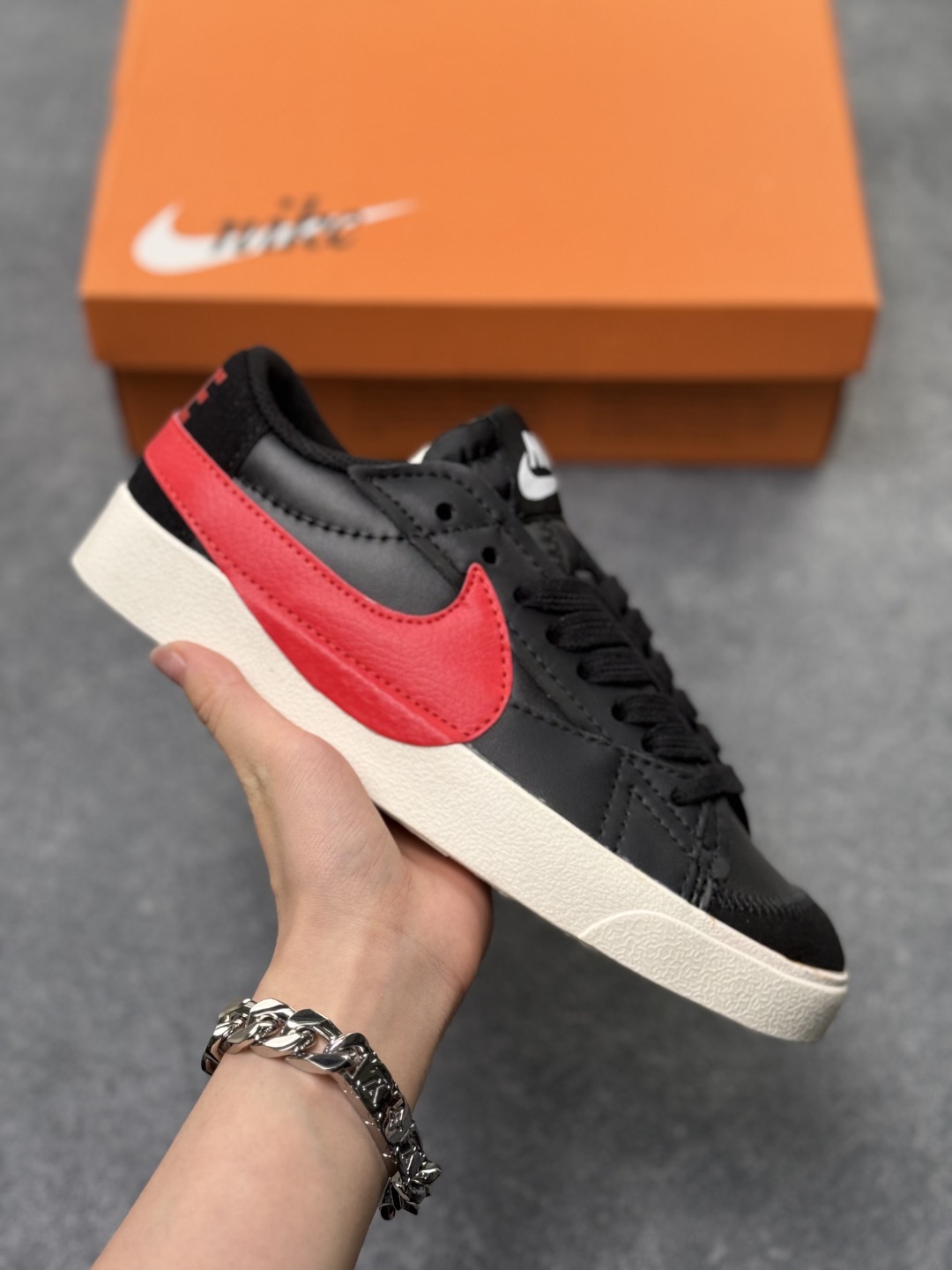 Nike Blazer Low ‘77 Jumbo 百搭单品 全新焕新升级经典 Blazer 鞋款,大号 Swoosh 突出新时代更加张扬的潮流感,对经典的又一次改良升级.大号 Swoosh 设计结合宽大鞋带,符合当下潮流意趣,橡胶外底融入凸起人字形底纹增添几分户外感觉 货号:DQ1470-002