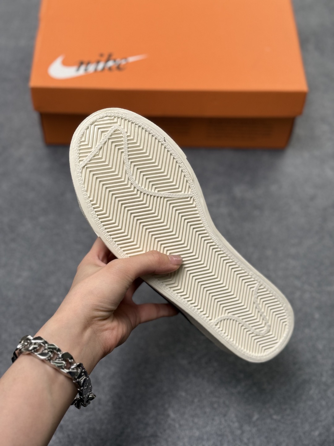 本地自取💰160
Nike Blazer Low ‘77 Jumbo 百搭单品
全新焕新升级经典 Blazer 鞋款,大号 Swoosh 突出新时代更加张扬的潮流感,对经典的又一次改良升级。大号 Swoosh 设计结合宽大鞋带,符合当下潮流意趣,橡胶外底融入凸起人字形底纹增添几分户外感觉
货号:DQ1470-105
尺码:36 36.5 37.5 38 38.5 39 40 40.5 41 42 42.5 43 44 45