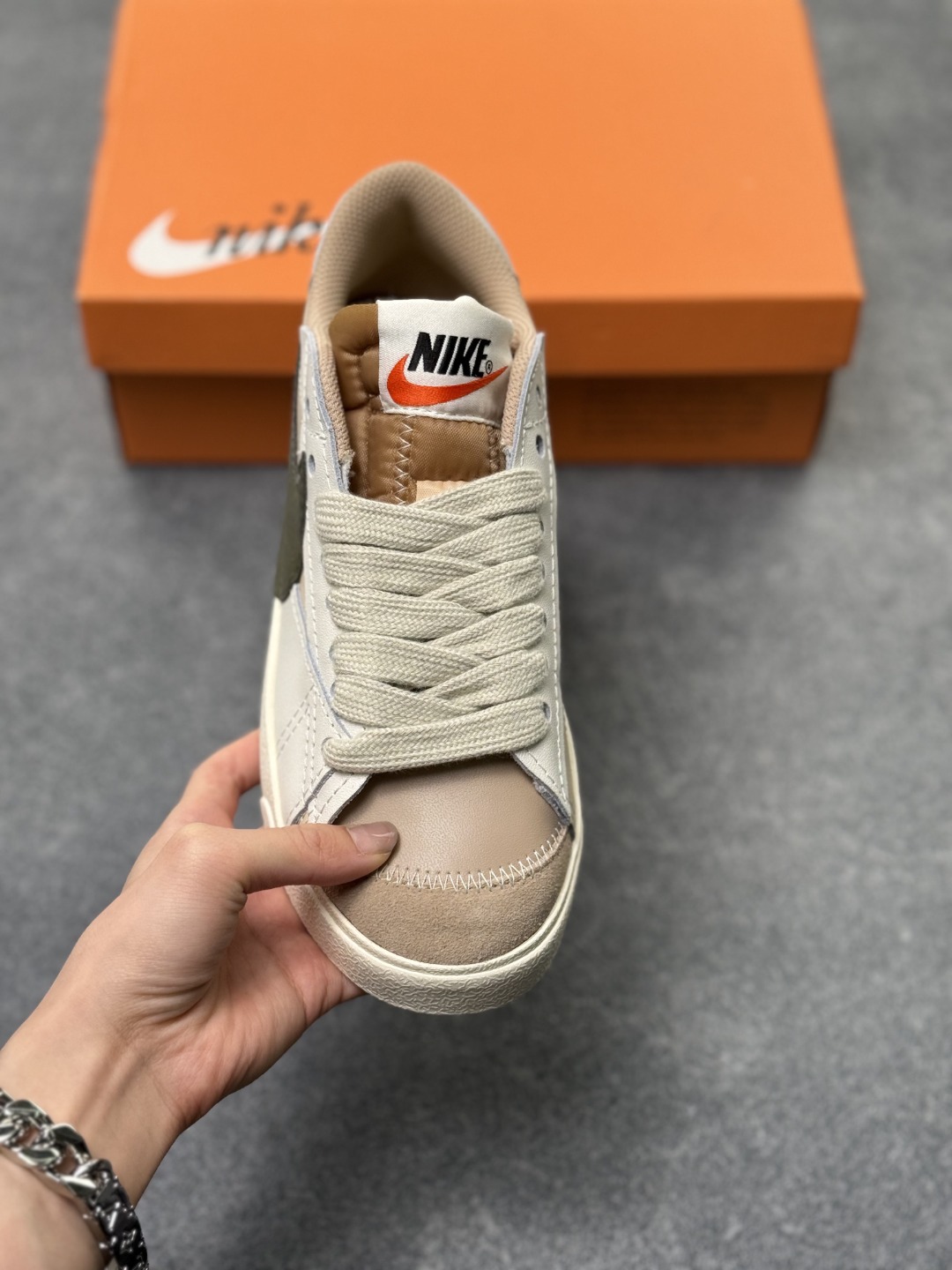 本地自取💰160
Nike Blazer Low ‘77 Jumbo 百搭单品
全新焕新升级经典 Blazer 鞋款,大号 Swoosh 突出新时代更加张扬的潮流感,对经典的又一次改良升级。大号 Swoosh 设计结合宽大鞋带,符合当下潮流意趣,橡胶外底融入凸起人字形底纹增添几分户外感觉
货号:DQ1470-105
尺码:36 36.5 37.5 38 38.5 39 40 40.5 41 42 42.5 43 44 45