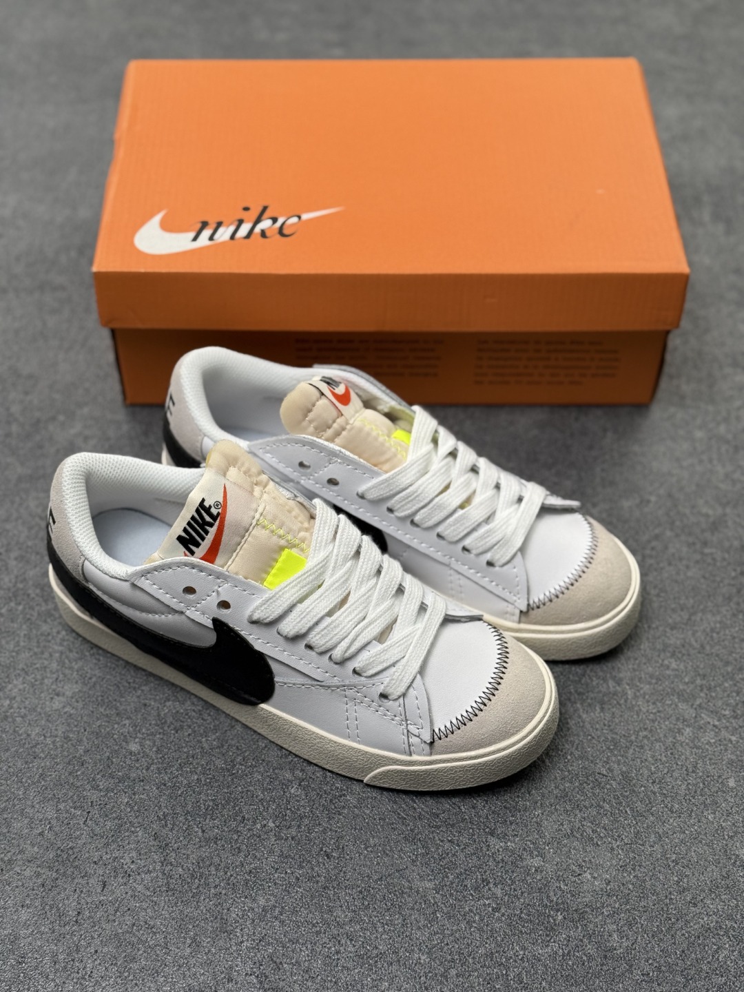 本地自取💰160
Nike Blazer Low ‘77 Jumbo 百搭单品
全新焕新升级经典 Blazer 鞋款,大号 Swoosh 突出新时代更加张扬的潮流感,对经典的又一次改良升级。大号 Swoosh 设计结合宽大鞋带,符合当下潮流意趣,橡胶外底融入凸起人字形底纹增添几分户外感觉
货号:DQ1470-105
尺码:36 36.5 37.5 38 38.5 39 40 40.5 41 42 42.5 43 44 45