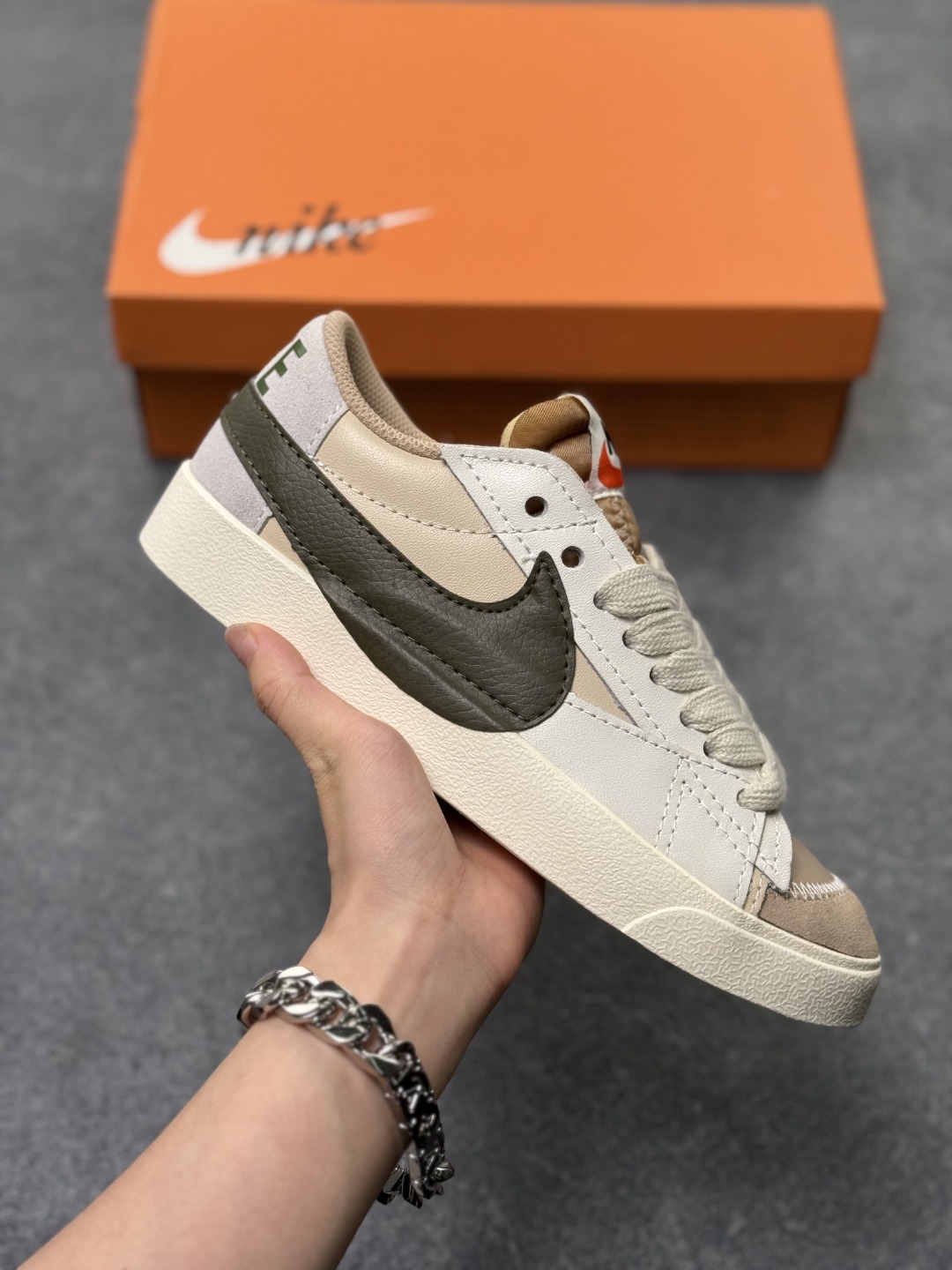 本地自取💰160
Nike Blazer Low ‘77 Jumbo 百搭单品
全新焕新升级经典 Blazer 鞋款，大号 Swoosh 突出新时代更加张扬的潮流感，对经典的又一次改良升级。大号 Swoosh 设计结合宽大鞋带，符合当下潮流意趣，橡胶外底融入凸起人字形底纹增添几分户外感觉
货号:DQ1470-105
尺码:36 36.5 37.5 38 38.5 39 40 40.5 41 42 42.5 43 44 45