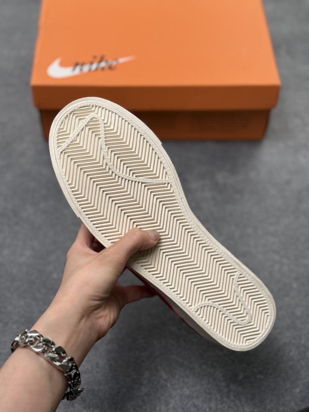 本地自取💰160
Nike Blazer Low ‘77 Jumbo 百搭单品
全新焕新升级经典 Blazer 鞋款,大号 Swoosh 突出新时代更加张扬的潮流感,对经典的又一次改良升级。大号 Swoosh 设计结合宽大鞋带,符合当下潮流意趣,橡胶外底融入凸起人字形底纹增添几分户外感觉
货号:DQ8769-100
尺码:36 36.5 37.5 38 38.5 39 40 40.5 41 42 42.5 43 44 45