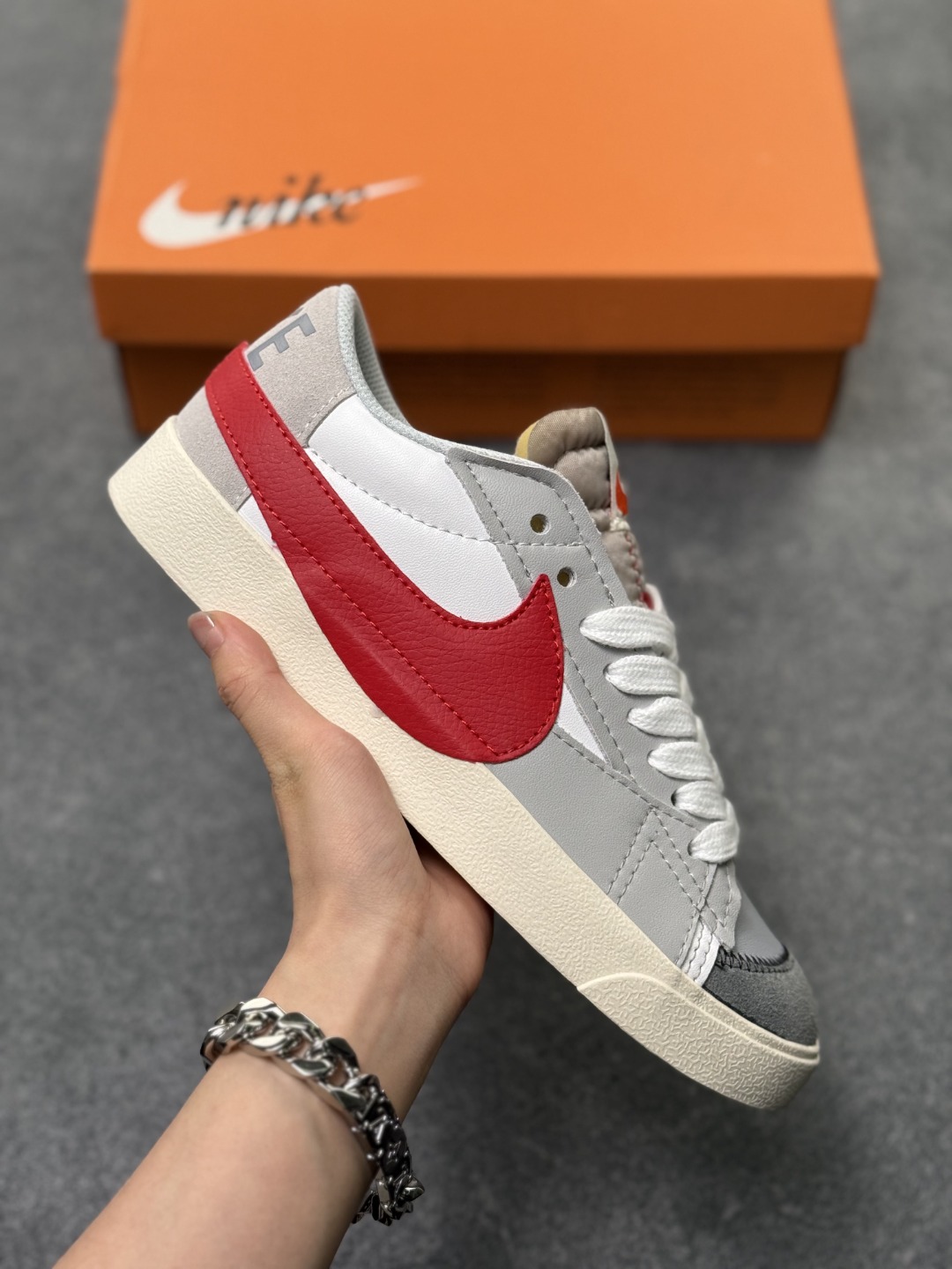本地自取💰160
Nike Blazer Low ‘77 Jumbo 百搭单品
全新焕新升级经典 Blazer 鞋款，大号 Swoosh 突出新时代更加张扬的潮流感，对经典的又一次改良升级。大号 Swoosh 设计结合宽大鞋带，符合当下潮流意趣，橡胶外底融入凸起人字形底纹增添几分户外感觉
货号:DQ8769-100
尺码:36 36.5 37.5 38 38.5 39 40 40.5 41 42 42.5 43 44 45