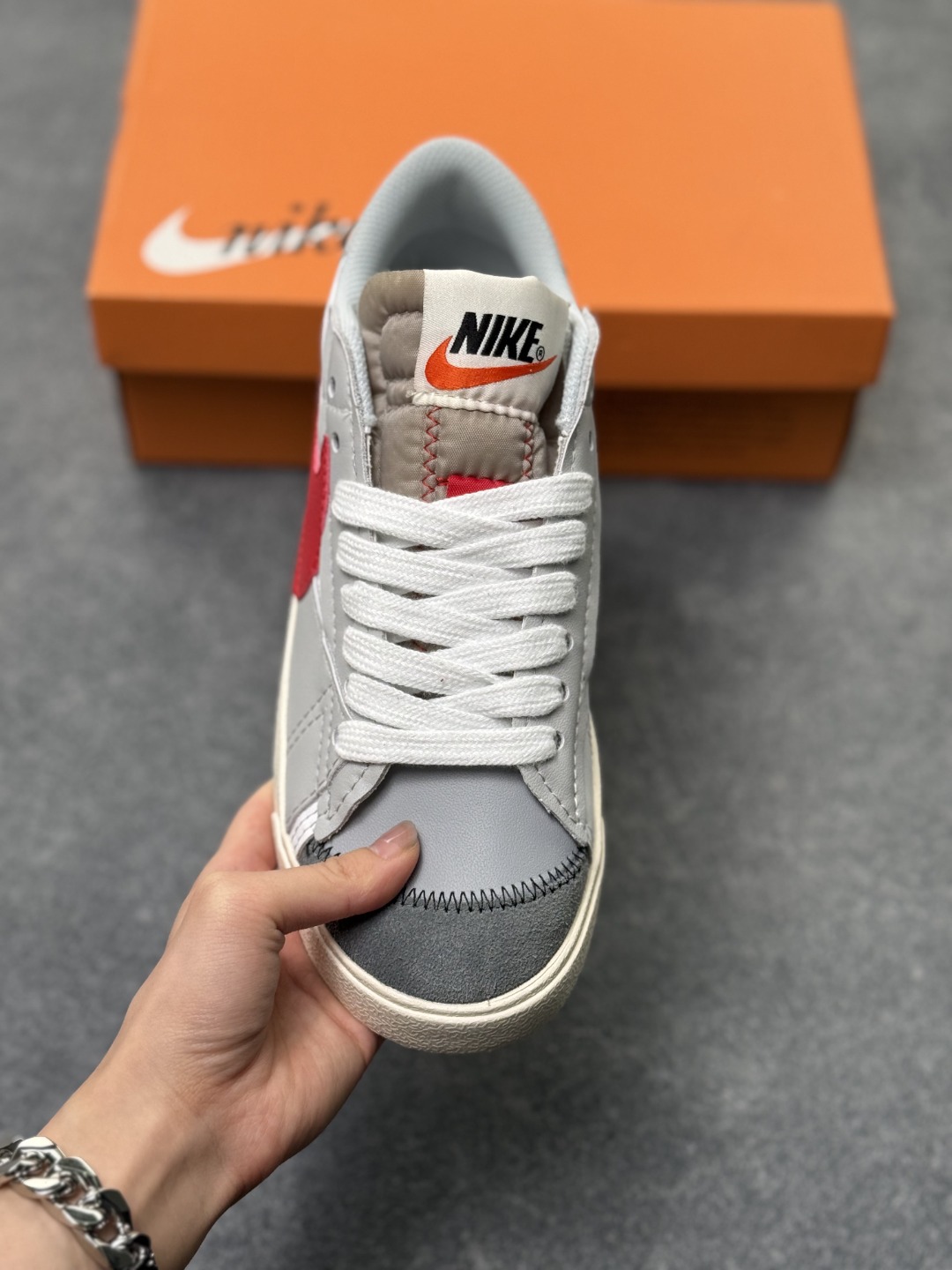 本地自取💰160
Nike Blazer Low ‘77 Jumbo 百搭单品
全新焕新升级经典 Blazer 鞋款,大号 Swoosh 突出新时代更加张扬的潮流感,对经典的又一次改良升级。大号 Swoosh 设计结合宽大鞋带,符合当下潮流意趣,橡胶外底融入凸起人字形底纹增添几分户外感觉
货号:DQ8769-100
尺码:36 36.5 37.5 38 38.5 39 40 40.5 41 42 42.5 43 44 45