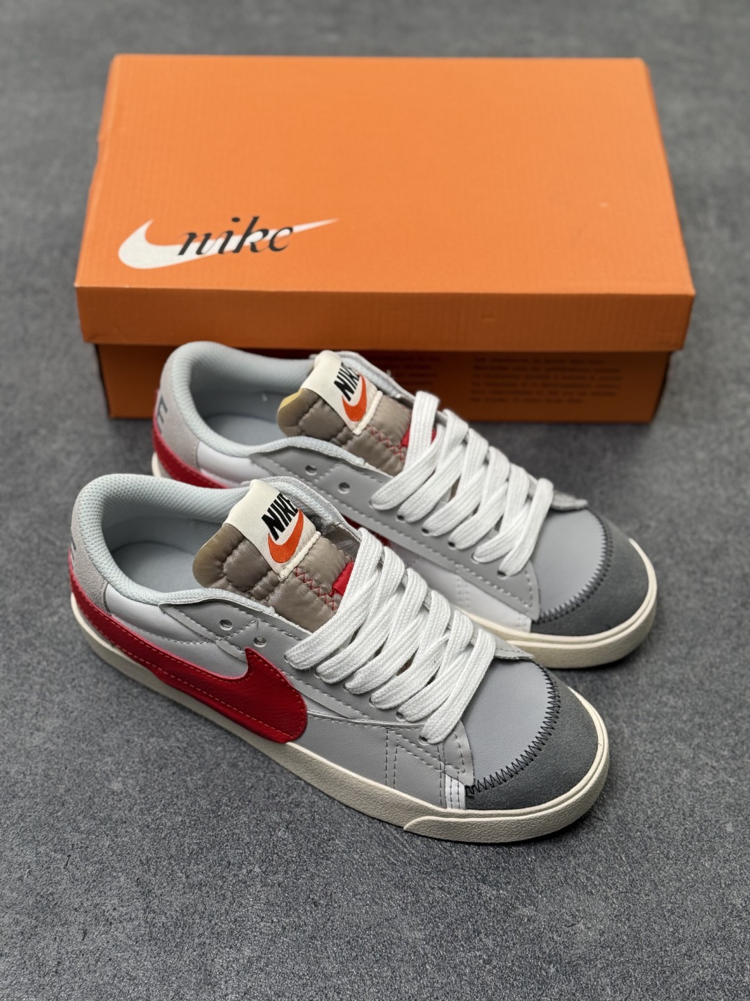 本地自取💰160
Nike Blazer Low ‘77 Jumbo 百搭单品
全新焕新升级经典 Blazer 鞋款,大号 Swoosh 突出新时代更加张扬的潮流感,对经典的又一次改良升级。大号 Swoosh 设计结合宽大鞋带,符合当下潮流意趣,橡胶外底融入凸起人字形底纹增添几分户外感觉
货号:DQ8769-100
尺码:36 36.5 37.5 38 38.5 39 40 40.5 41 42 42.5 43 44 45