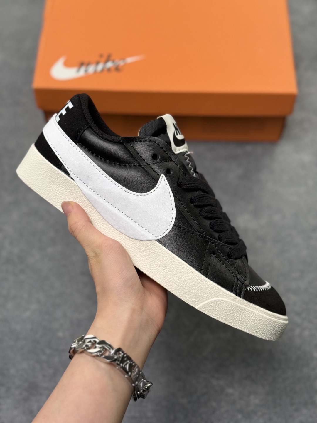 Nike Blazer Low ‘77 Jumbo 百搭单品 全新焕新升级经典 Blazer 鞋款,大号 Swoosh 突出新时代更加张扬的潮流感,对经典的又一次改良升级.大号 Swoosh 设计结合宽大鞋带,符合当下潮流意趣,橡胶外底融入凸起人字形底纹增添几分户外感觉 货号:FD9858-001