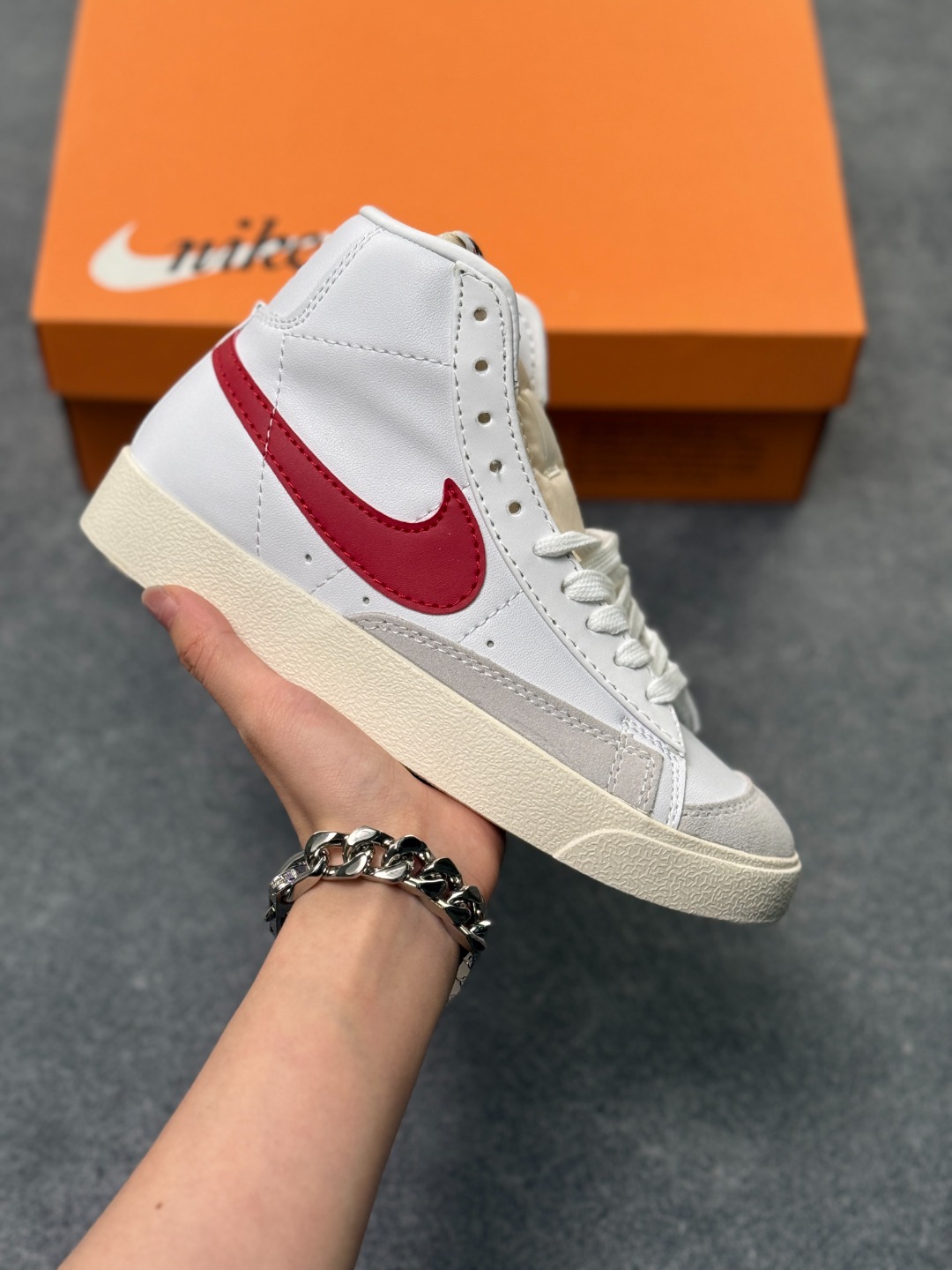 本地自取💰155
耐克Nike Blazer Mid Vintage "Lucid Green"1977 QS经典开拓者高帮百搭休闲运动板鞋 唯一采用同源一致荔枝纹牛培皮革鞋面材质 韩国进口环保绿吸附性中底布❗
货号：BQ6806-102
尺码:36 36.5 37.5 38 38.5 39 40 40.5 41 42 42.5 43 44 44.5 45