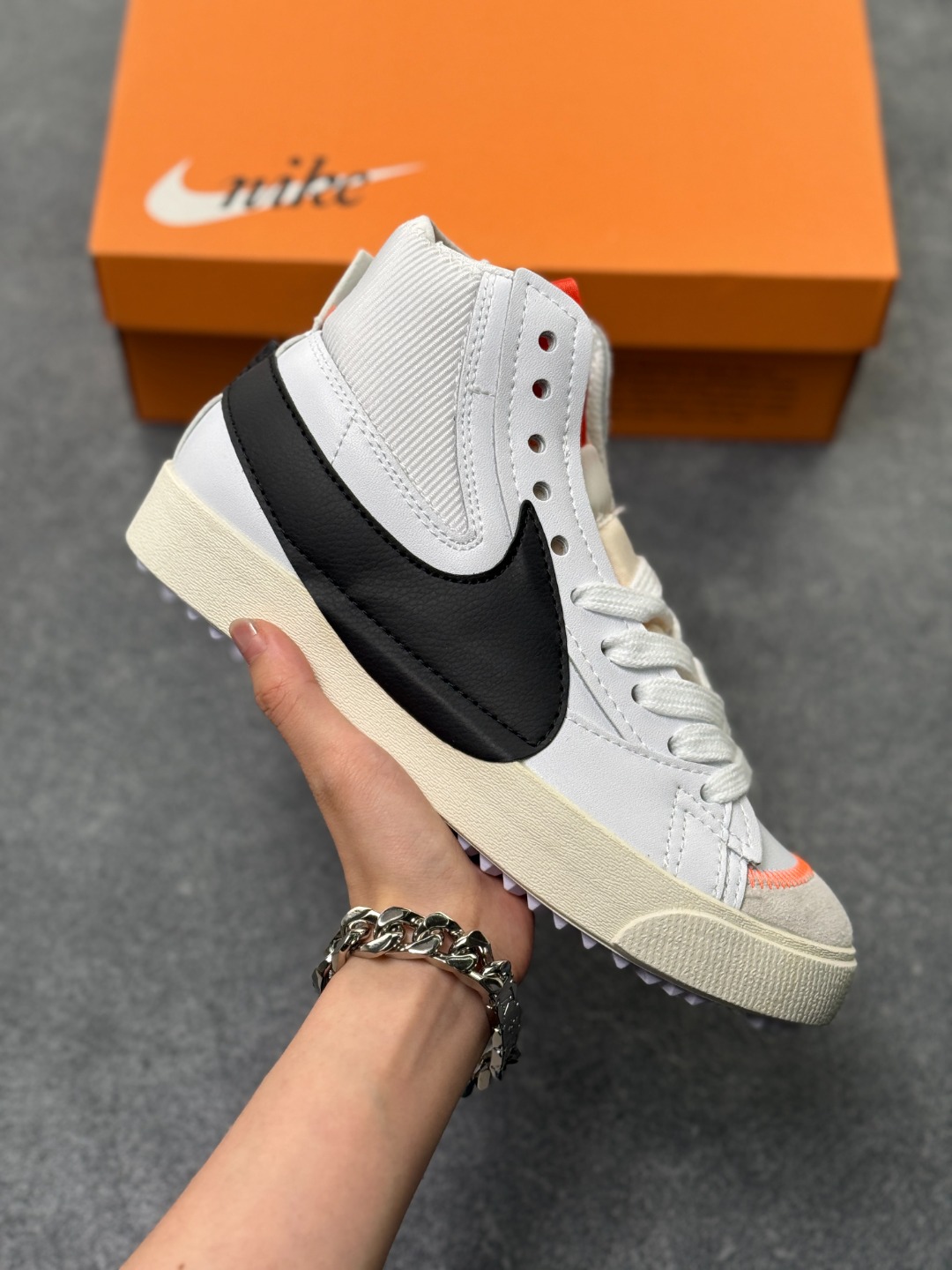 本地自取💰155
耐克Nike Blazer Mid Vintage "Lucid Green"1977 QS经典开拓者高帮百搭休闲运动板鞋 唯一采用同源一致荔枝纹牛培皮革鞋面材质 韩国进口环保绿吸附性中底布❗
货号：DD3111-100
尺码:36 36.5 37.5 38 38.5 39 40 40.5 41 42 42.5 43 44 44.5 45