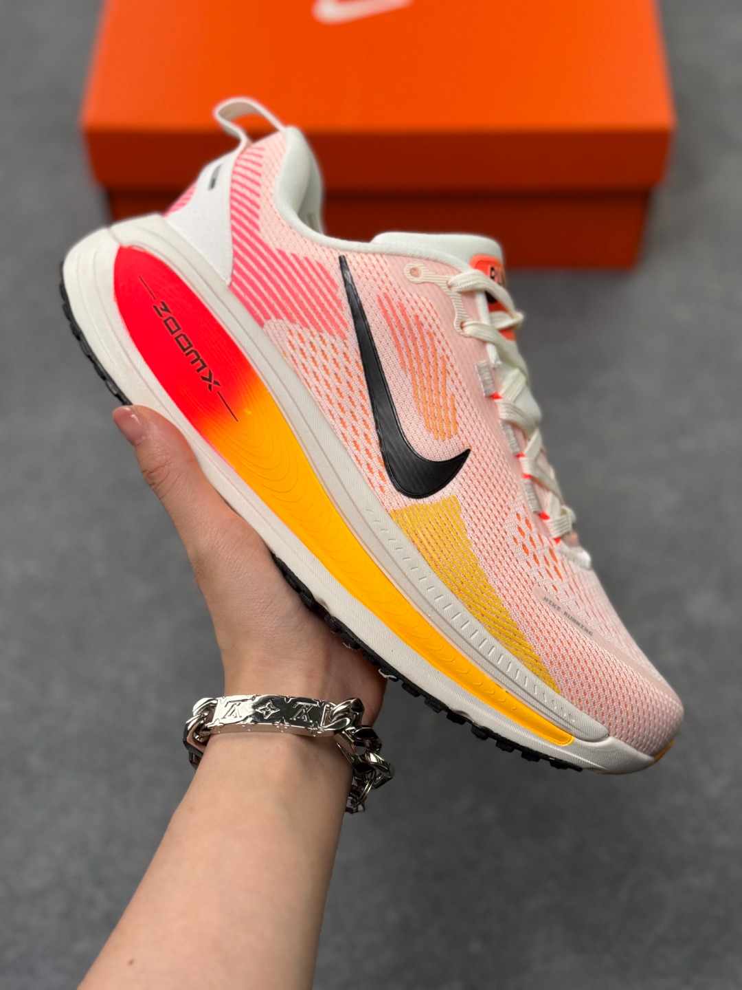 NK Zoom VOMERO 18 轻量跑鞋 耐克网透面气 训跑练步鞋 外贸专供订单 原厂折返国内销售 国外专柜标准数据开发 拥有 Zoom Air 一如既往的稳定感和流畅感 鞋面采用工程网眼设计 为特定高热区域营造出色透气性 进一步增加鞋面的穿孔数量 让足部能够快速散热 中足搭配 Flywire 飞线 在高速运动时营造舒适稳定的贴合感 内置Zoon气垫加持 动力十足! 官方货号:HM6804-100