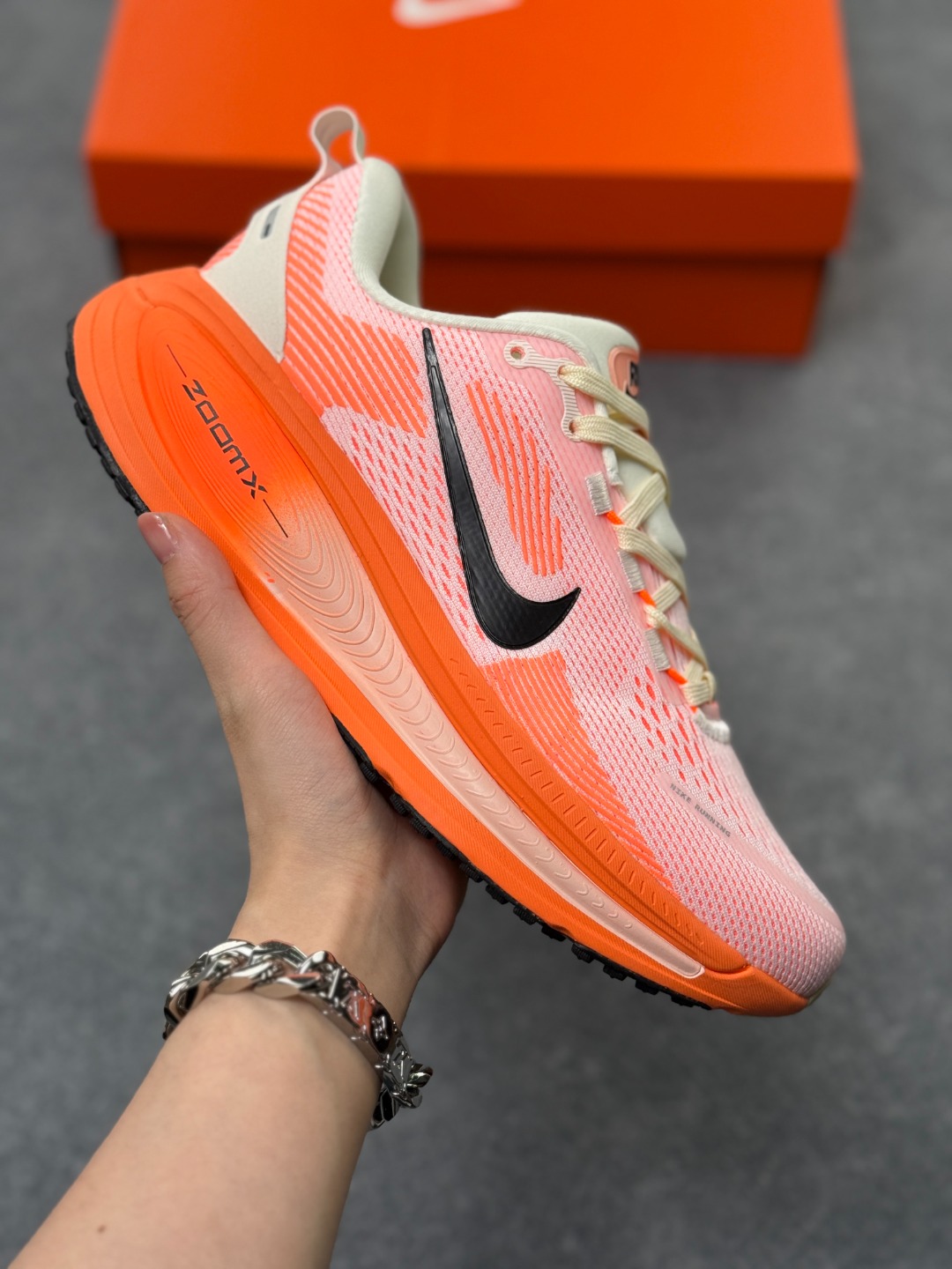 NK Zoom VOMERO 18 轻量跑鞋 耐克网透面气 训跑练步鞋 外贸专供订单 原厂折返国内销售 国外专柜标准数据开发 拥有 Zoom Air 一如既往的稳定感和流畅感 鞋面采用工程网眼设计 为特定高热区域营造出色透气性 进一步增加鞋面的穿孔数量 让足部能够快速散热 中足搭配 Flywire 飞线 在高速运动时营造舒适稳定的贴合感 内置Zoon气垫加持 动力十足! 官方货号:HM6804 600SF