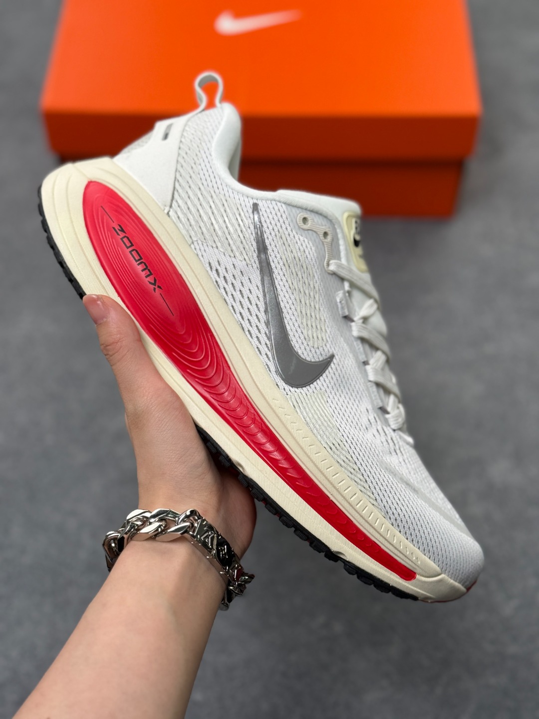 NK Zoom VOMERO 18 轻量跑鞋 耐克网透面气 训跑练步鞋 外贸专供订单 原厂折返国内销售 国外专柜标准数据开发 拥有 Zoom Air 一如既往的稳定感和流畅感 鞋面采用工程网眼设计 为特定高热区域营造出色透气性 进一步增加鞋面的穿孔数量 让足部能够快速散热 中足搭配 Flywire 飞线 在高速运动时营造舒适稳定的贴合感 内置Zoon气垫加持 动力十足! 官方货号:HM6803 001XK