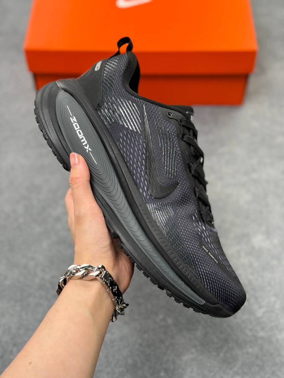 NK Zoom VOMERO 18 轻量跑鞋 耐克网透面气 训跑练步鞋 外贸专供订单 原厂折返国内销售 国外专柜标准数据开发 拥有 Zoom Air 一如既往的稳定感和流畅感 鞋面采用工程网眼设计 为特定高热区域营造出色透气性 进一步增加鞋面的穿孔数量 让足部能够快速散热 中足搭配 Flywire 飞线 在高速运动时营造舒适稳定的贴合感 内置Zoon气垫加持 动力十足! 官方货号:HM6803 005XG