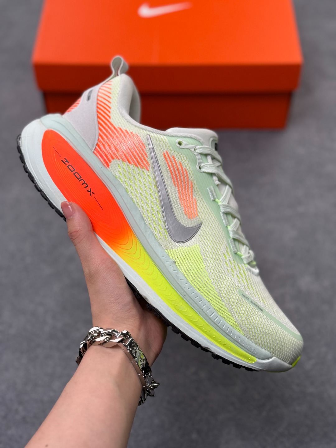 NK Zoom VOMERO 18 轻量跑鞋 耐克网透面气 训跑练步鞋 外贸专供订单 原厂折返国内销售 国外专柜标准数据开发 拥有 Zoom Air 一如既往的稳定感和流畅感 鞋面采用工程网眼设计 为特定高热区域营造出色透气性 进一步增加鞋面的穿孔数量 让足部能够快速散热 中足搭配 Flywire 飞线 在高速运动时营造舒适稳定的贴合感 内置Zoon气垫加持 动力十足! 官方货号:HM6803 300SJ