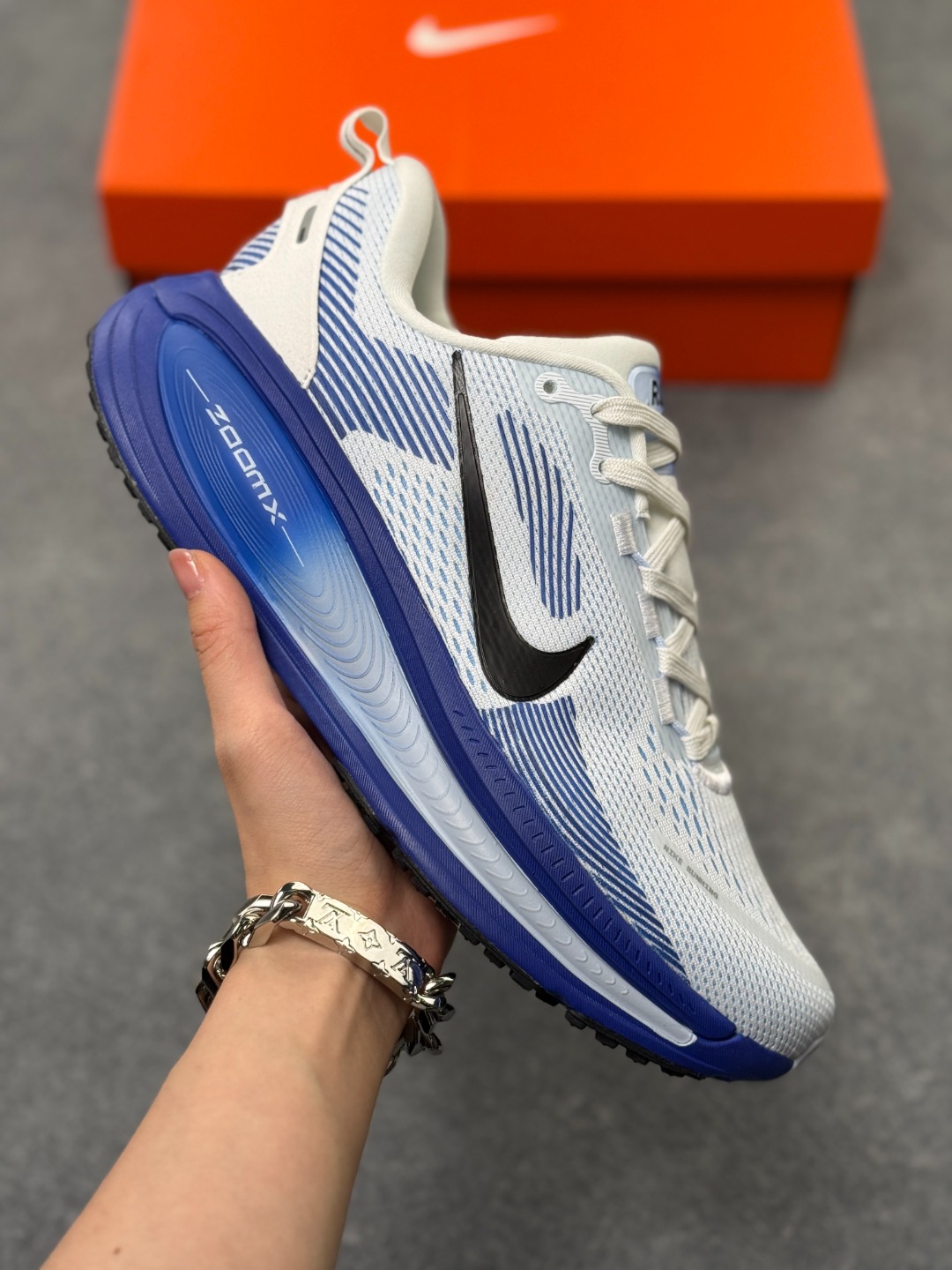 NK Zoom VOMERO 18 轻量跑鞋 耐克网透面气 训跑练步鞋 外贸专供订单 原厂折返国内销售 国外专柜标准数据开发 拥有 Zoom Air 一如既往的稳定感和流畅感 鞋面采用工程网眼设计 为特定高热区域营造出色透气性 进一步增加鞋面的穿孔数量 让足部能够快速散热 中足搭配 Flywire 飞线 在高速运动时营造舒适稳定的贴合感 内置Zoon气垫加持 动力十足! 官方货号:HM6803 104SJ