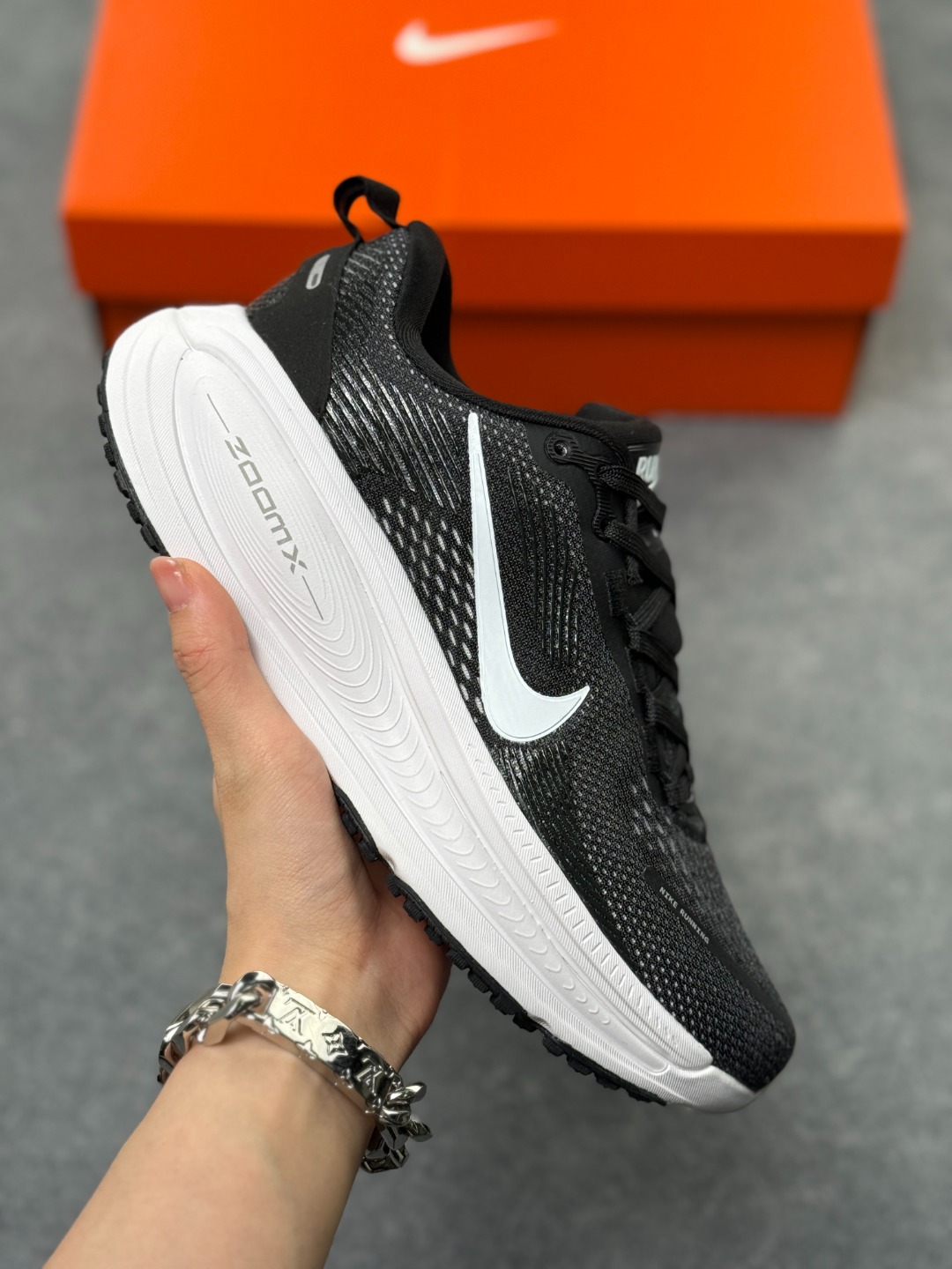 NK Zoom VOMERO 18 轻量跑鞋 耐克网透面气 训跑练步鞋 外贸专供订单 原厂折返国内销售 国外专柜标准数据开发 拥有 Zoom Air 一如既往的稳定感和流畅感 鞋面采用工程网眼设计 为特定高热区域营造出色透气性 进一步增加鞋面的穿孔数量 让足部能够快速散热 中足搭配 Flywire 飞线 在高速运动时营造舒适稳定的贴合感 内置Zoon气垫加持 动力十足! 官方货号:HM6803 007GJ 4